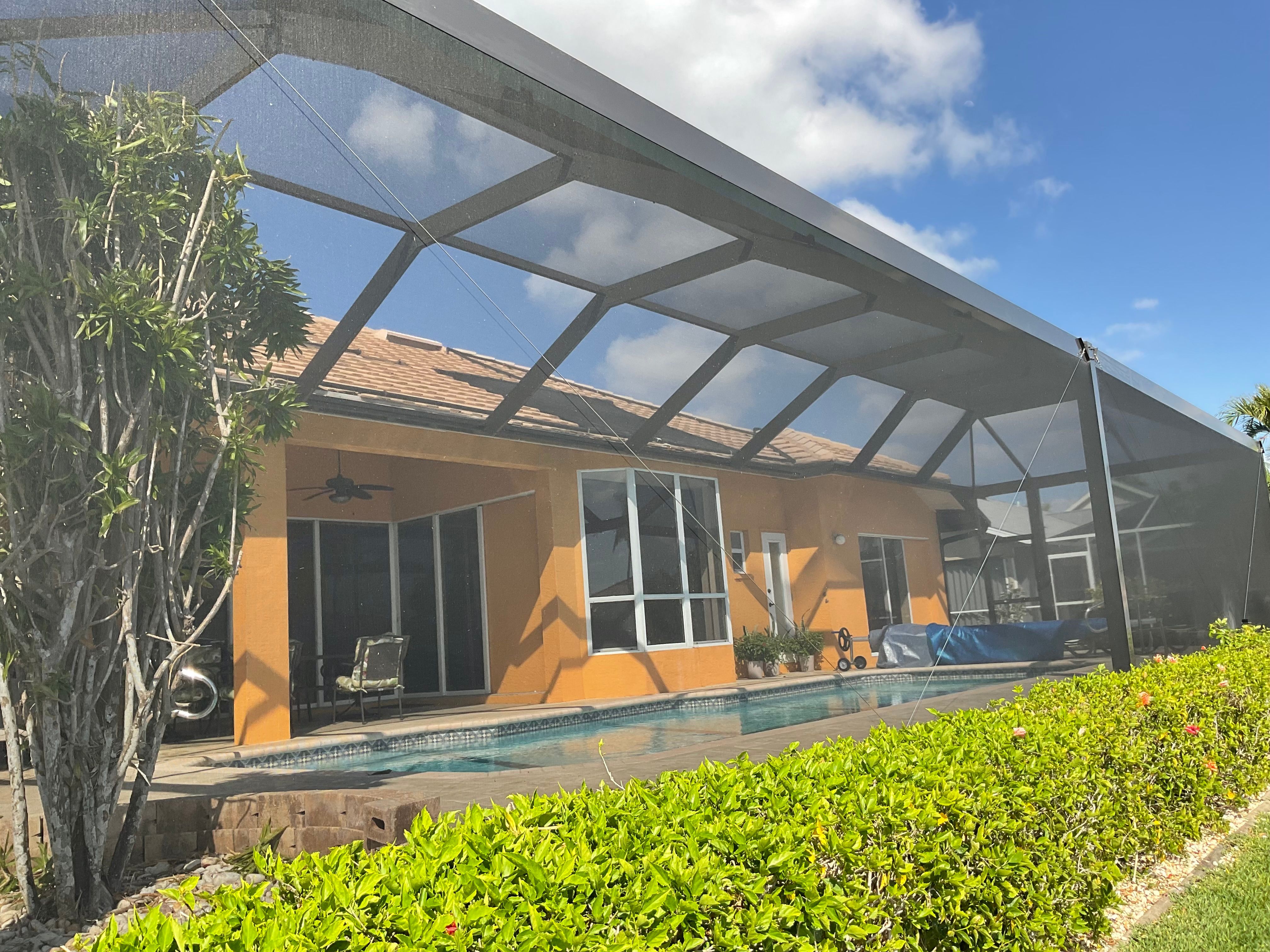 Pool screen enclosure side view aluminum structure Miami — AB Aluminum & Screens