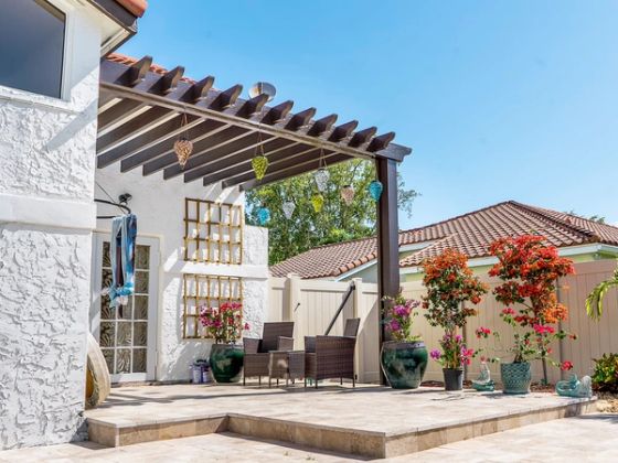 Powder-coated aluminum pergola frame versus wood in the South Florida climate