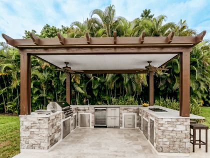 Freestanding aluminum pergola in a Broward County backyard