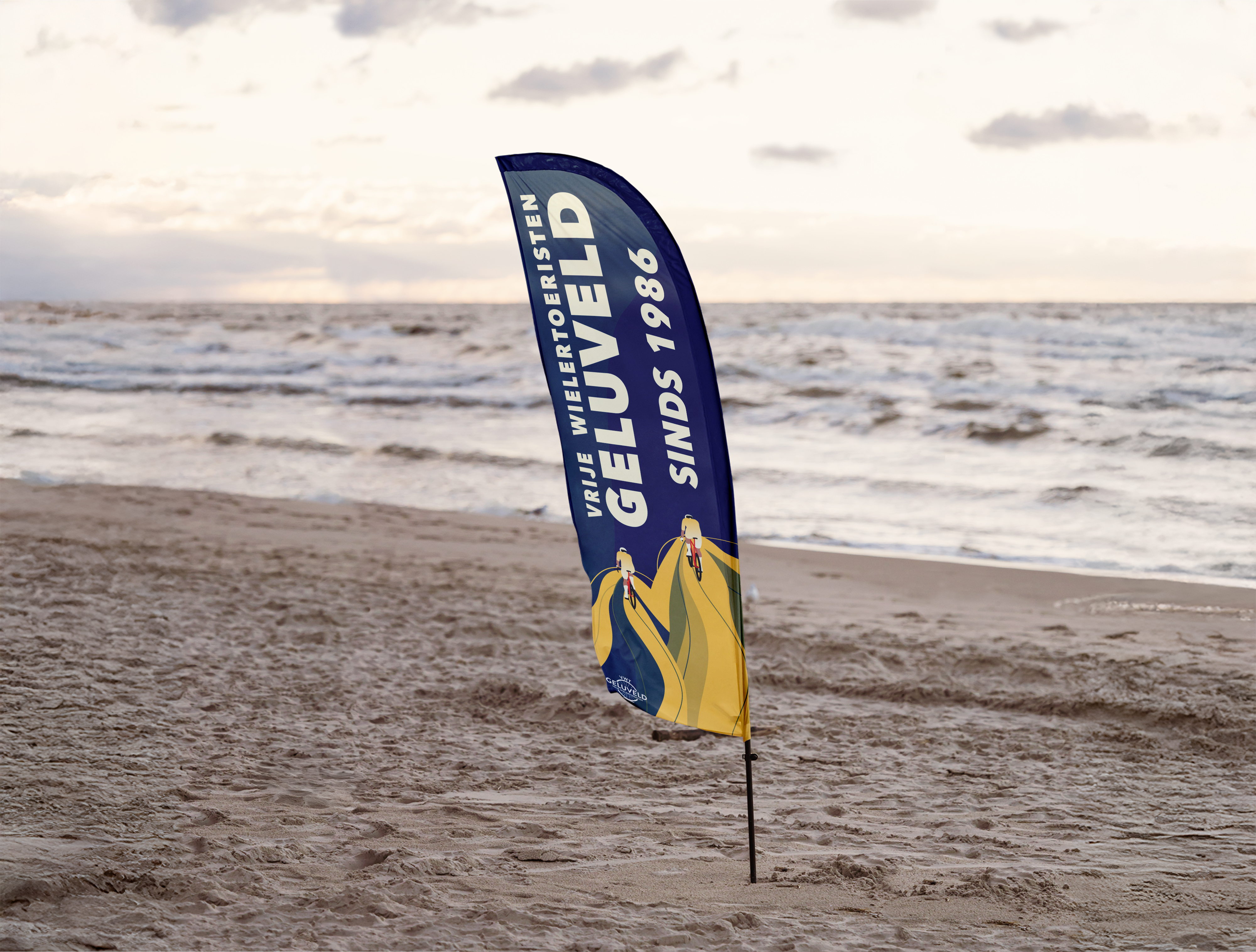 Een donkerblauwe beachwing in het zand met in de achtergond de zee.