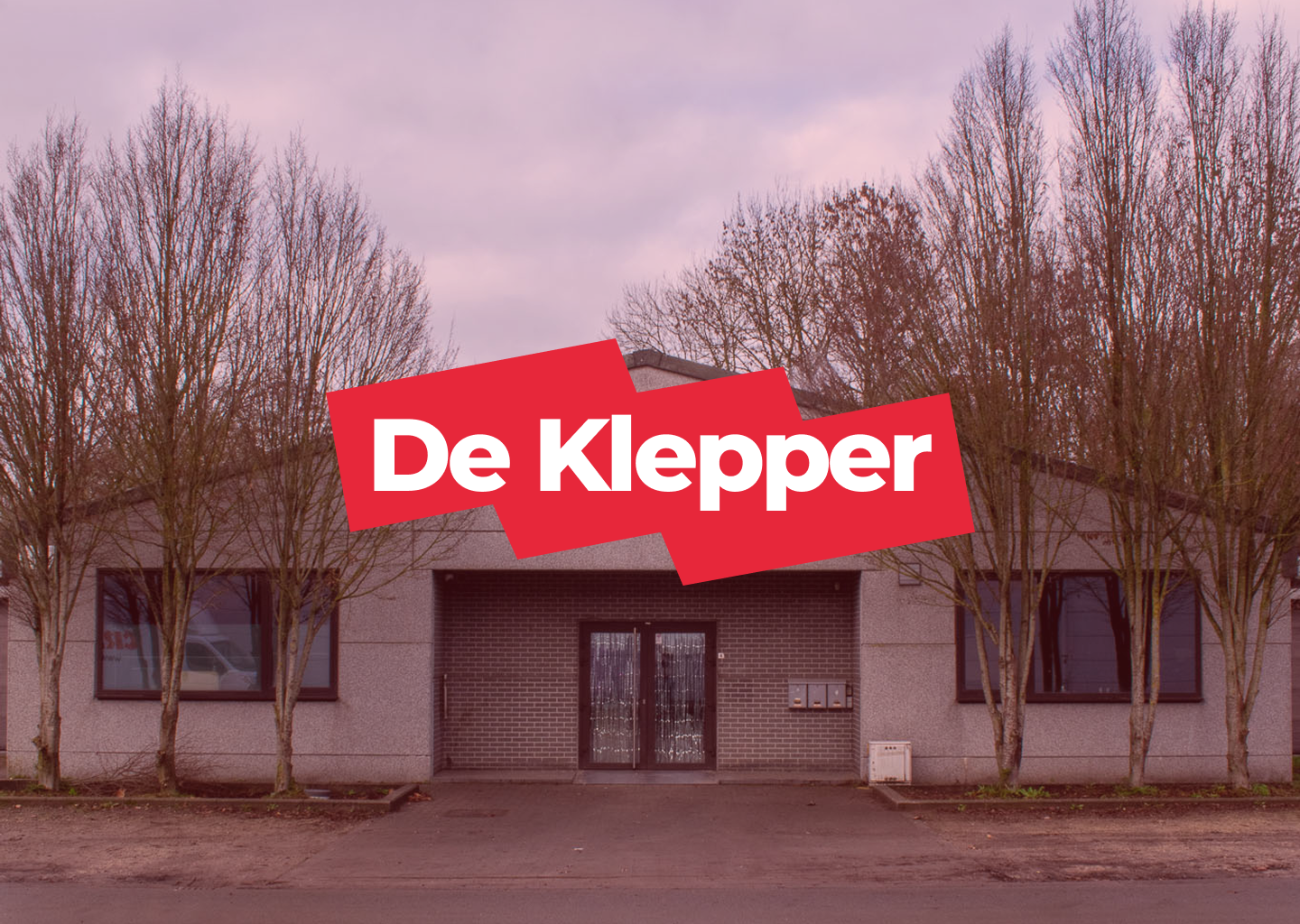Logo de Klepper met een doorzichtig rode achtergrond met de zaal