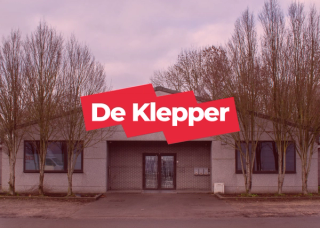Logo de Klepper met een doorzichtig rode achtergrond met de zaal