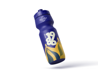 een zwevende donkerblauwe bidon in twee segmenten, het bovenste deel is kleiner dan het onderste deel daarop staat het logo van vwt-geluveld. Op het onderste deel staat het grafische element (2 fietsers met geel-groen golvende effect die van onder hen tevoorschijn komt) boven het element staat since 1986.