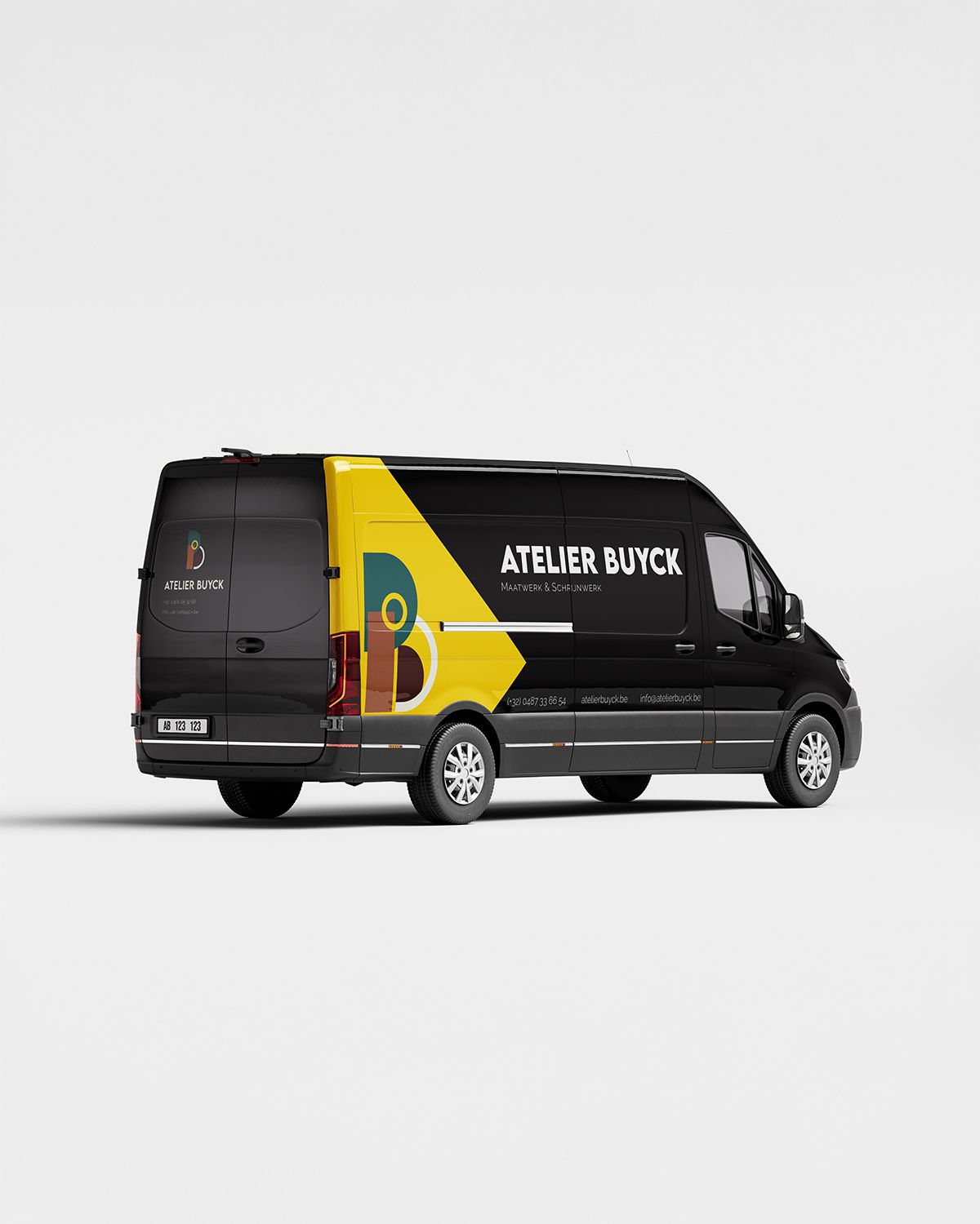 Camionette met aan de zijkant een gele driehoek die naar de neus van de auto wijst. Op het gele vlak het logo van Atelier Buyck. Naast het gele vlak de naam Atelier Buyck voluit geschreven onderaan de zijkant alle informatie.
