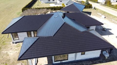 Ciemny dach domu