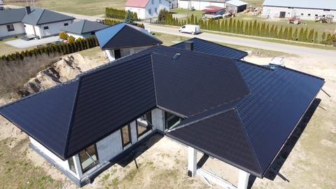 Ciemny dach domu — zdjęcie 3