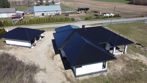 Ciemny dach domu — zdjęcie 5