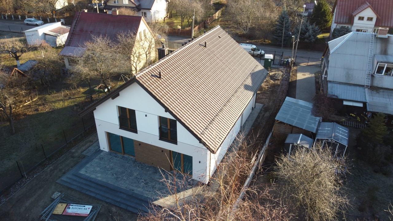 Dom z rozbudowanym dachem — zdjęcie 1