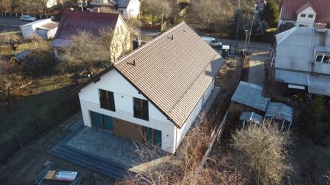 Dom z rozbudowanym dachem