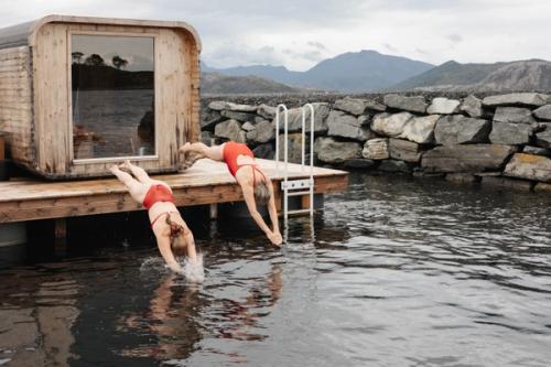 2 personer som stuper i vannet