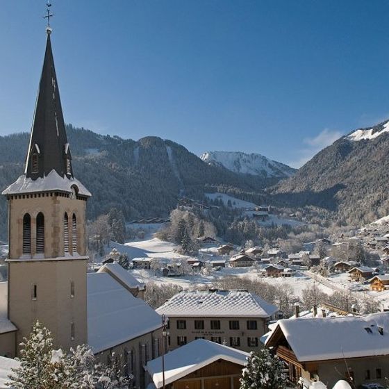 Clocher de l'église et village de Saint-Jean-d'Aulps en hiver