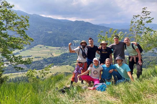 Mentorji in udeleženci delavnic na prvi skupni visokovalski ekspediciji. V ozadju sektor na Bohinjski Beli.