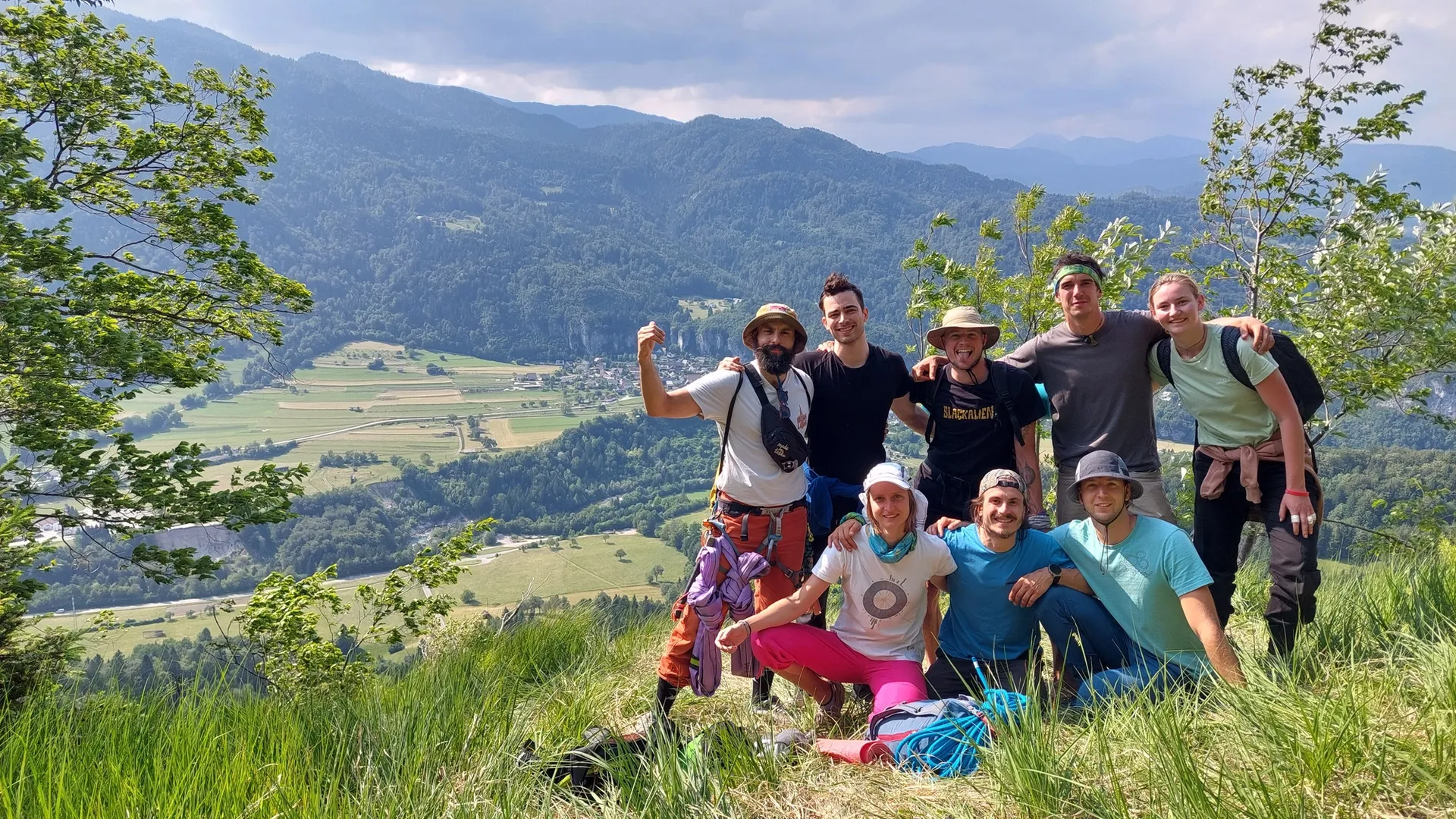Mentorji in udeleženci delavnic na prvi skupni visokovalski ekspediciji. V ozadju sektor na Bohinjski Beli.