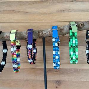 Tekenkettinngen aan een stok gehangen meet meerdere kleuren, knoop- en sluitingsoorten.
