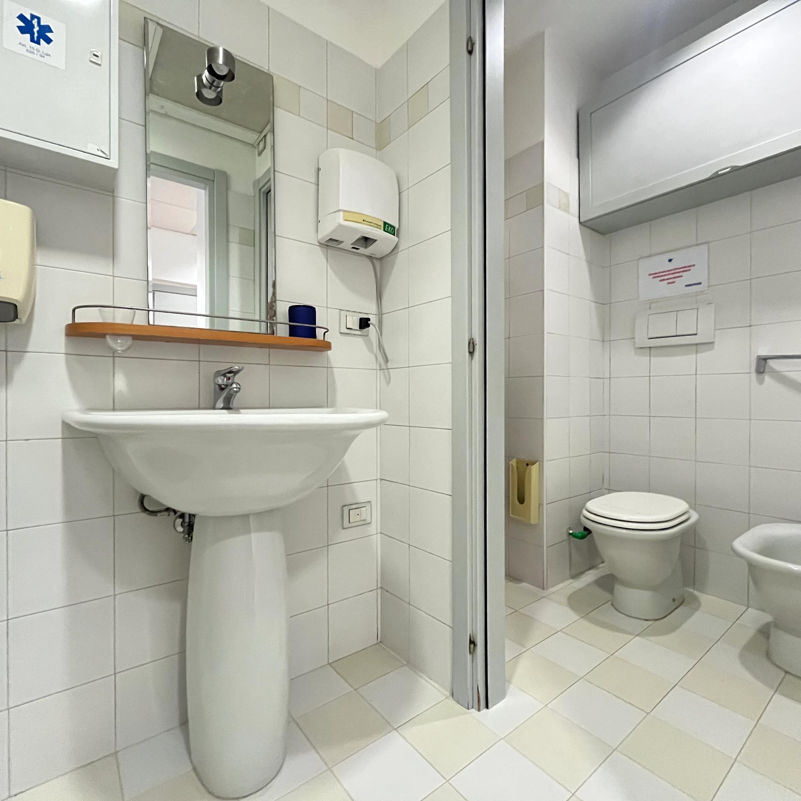 bagno, gabinetto, water, bidet, specchio, lavandino