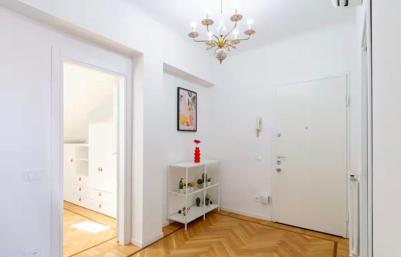 ingresso, consolle, porta, camera da letto, armadio, cassetti, lampadario