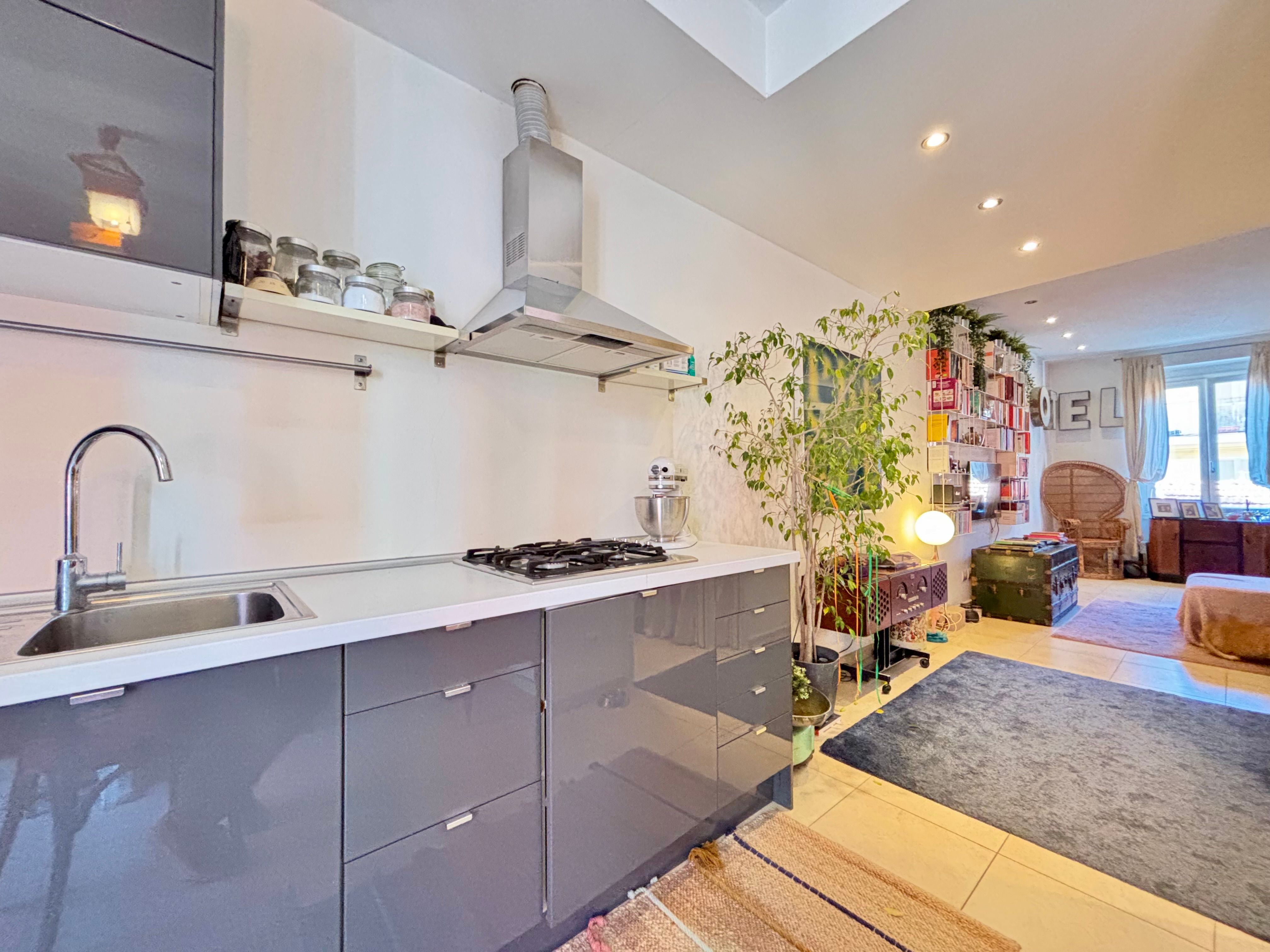 cucina moderna e luminosa
