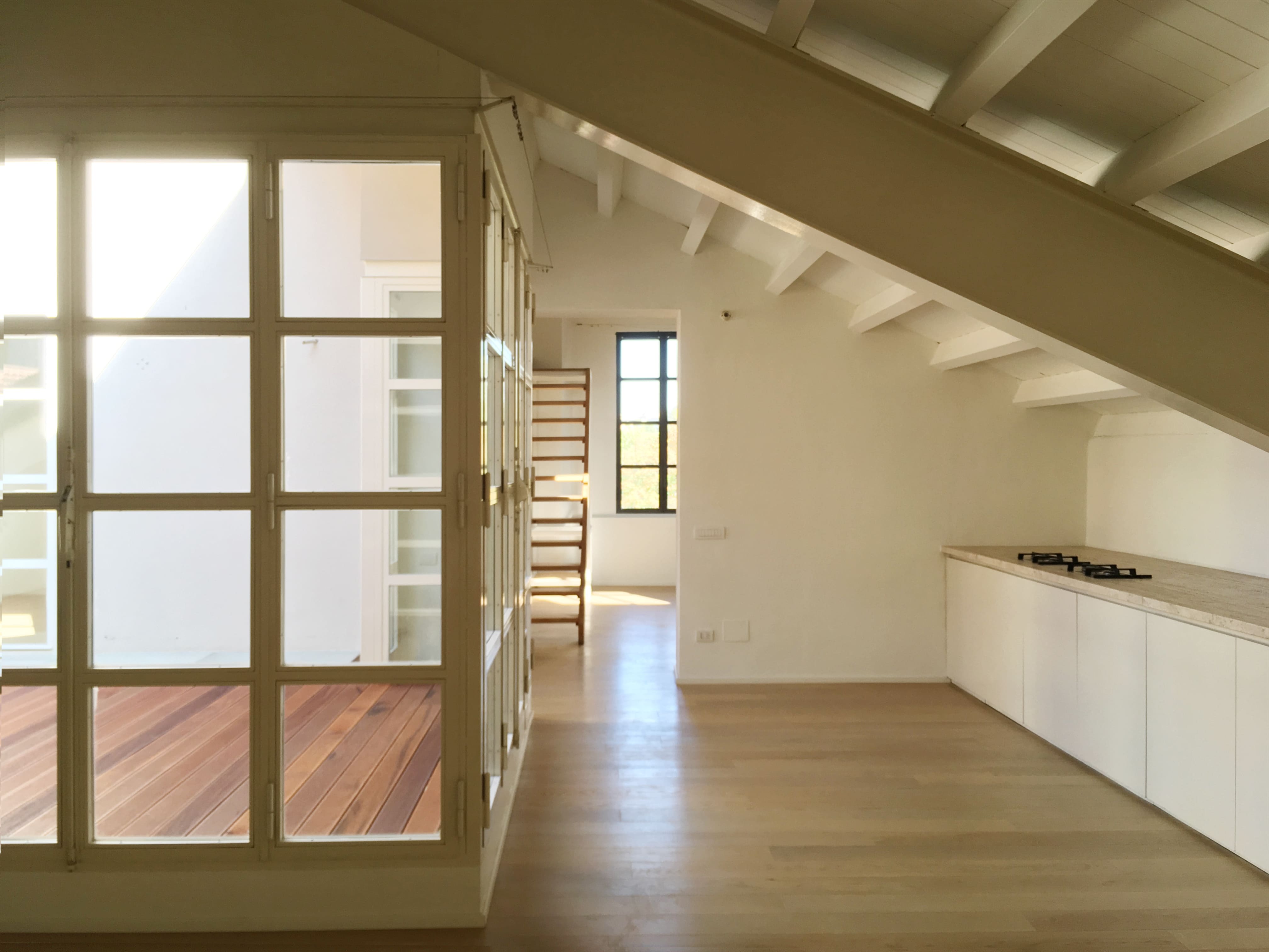 Finestra terrazzo con vista loft Fondazione Prada