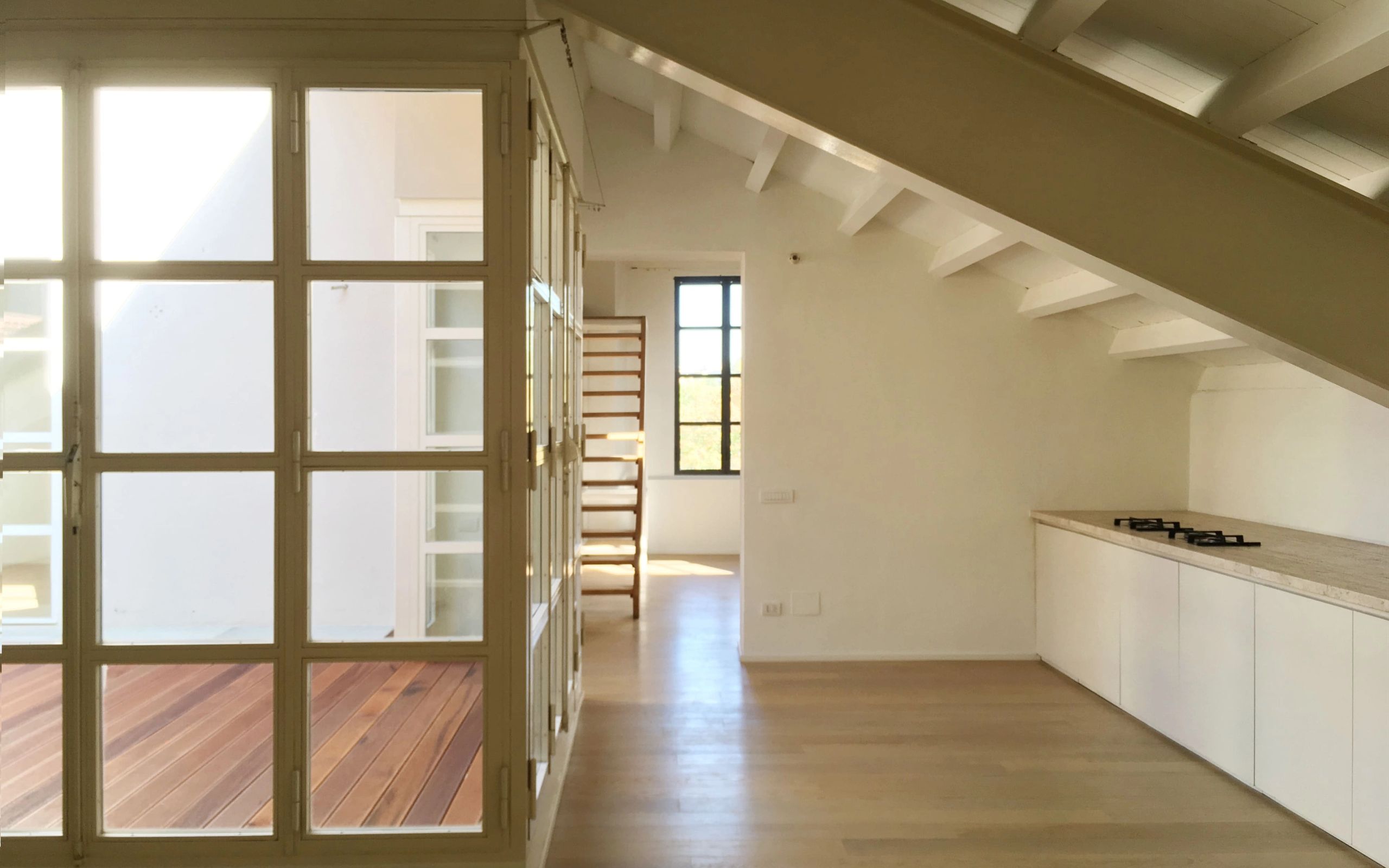 Finestra terrazzo con vista loft Fondazione Prada