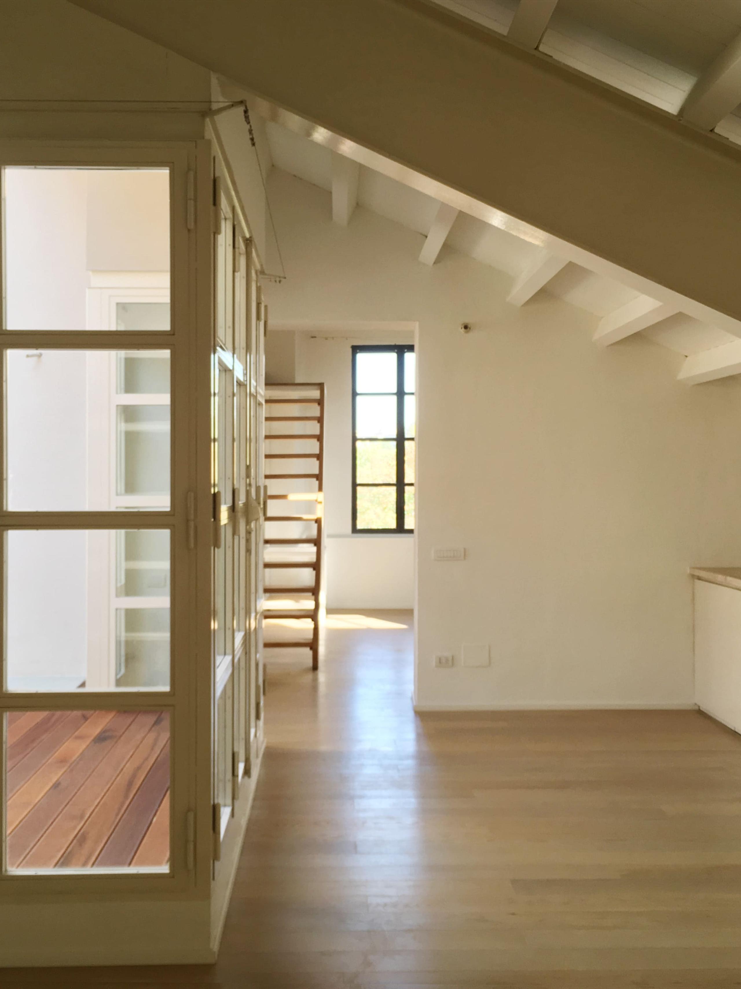 Finestra terrazzo con vista loft Fondazione Prada