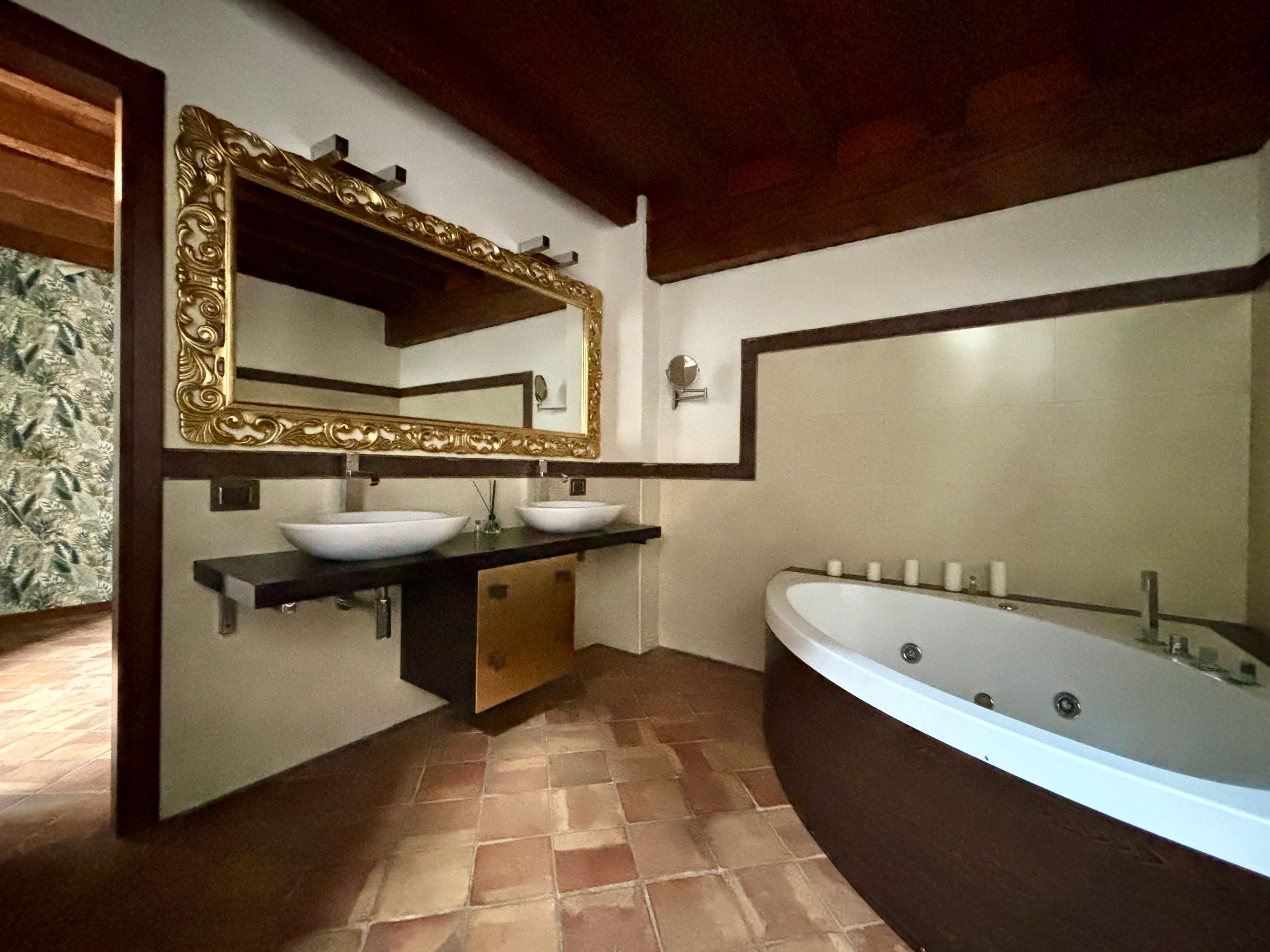 bagno, vasca, lavandino, specchio