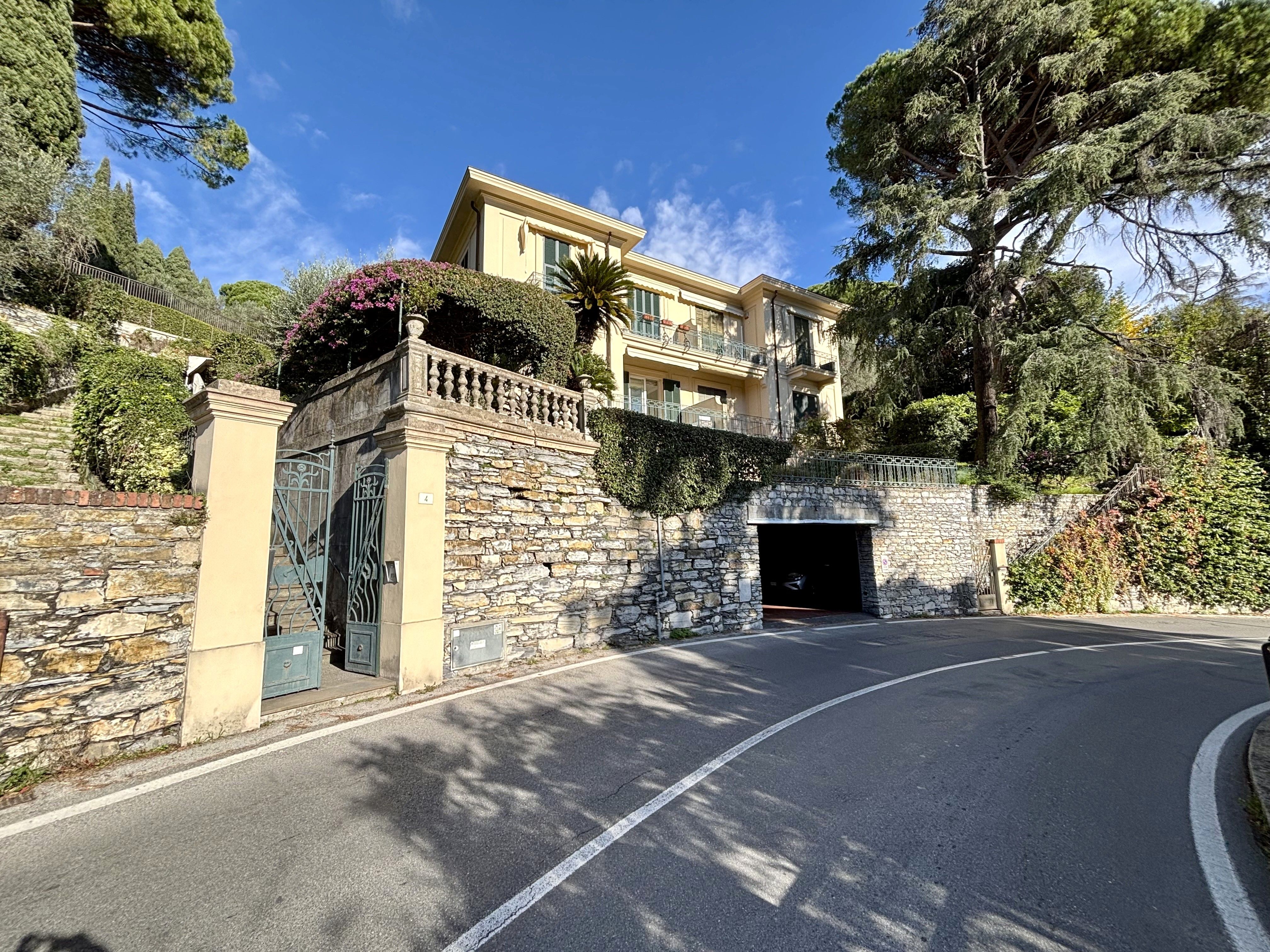 Casa, ingresso, cancello, vegetazione, finestre, terrazze