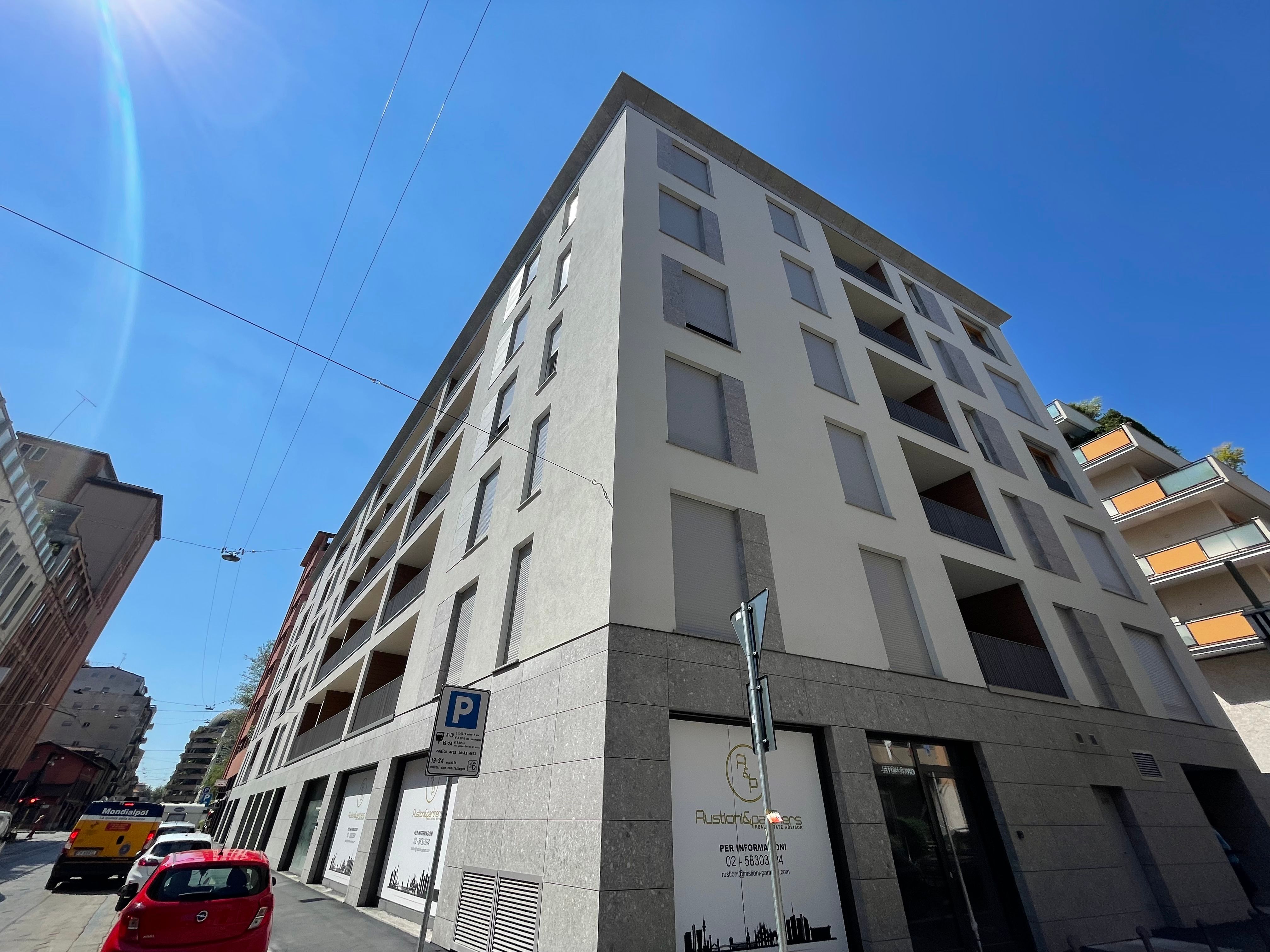 edificio, cielo azzurro, finestre, macchine, marciapiede