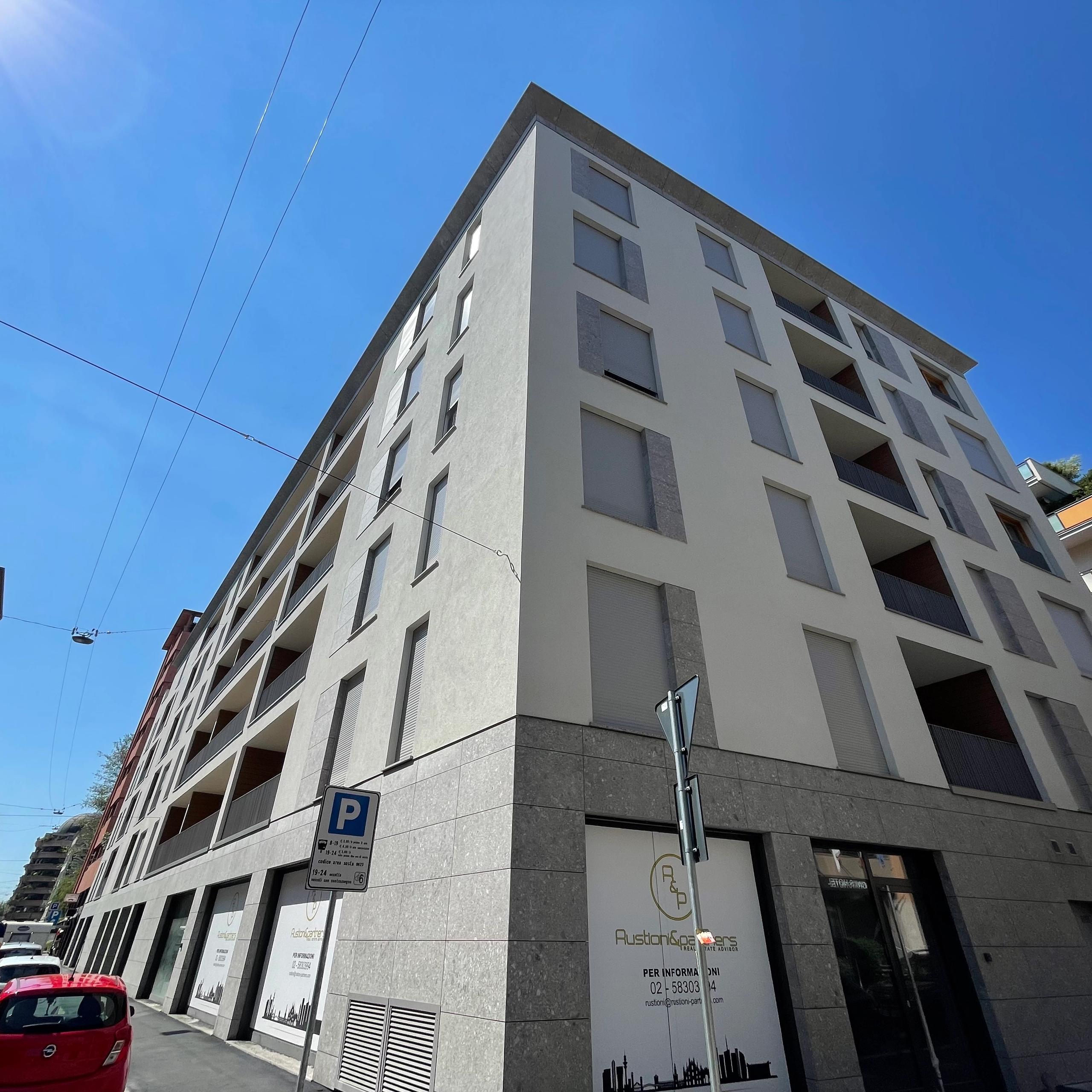 edificio, cielo azzurro, finestre, macchine, marciapiede