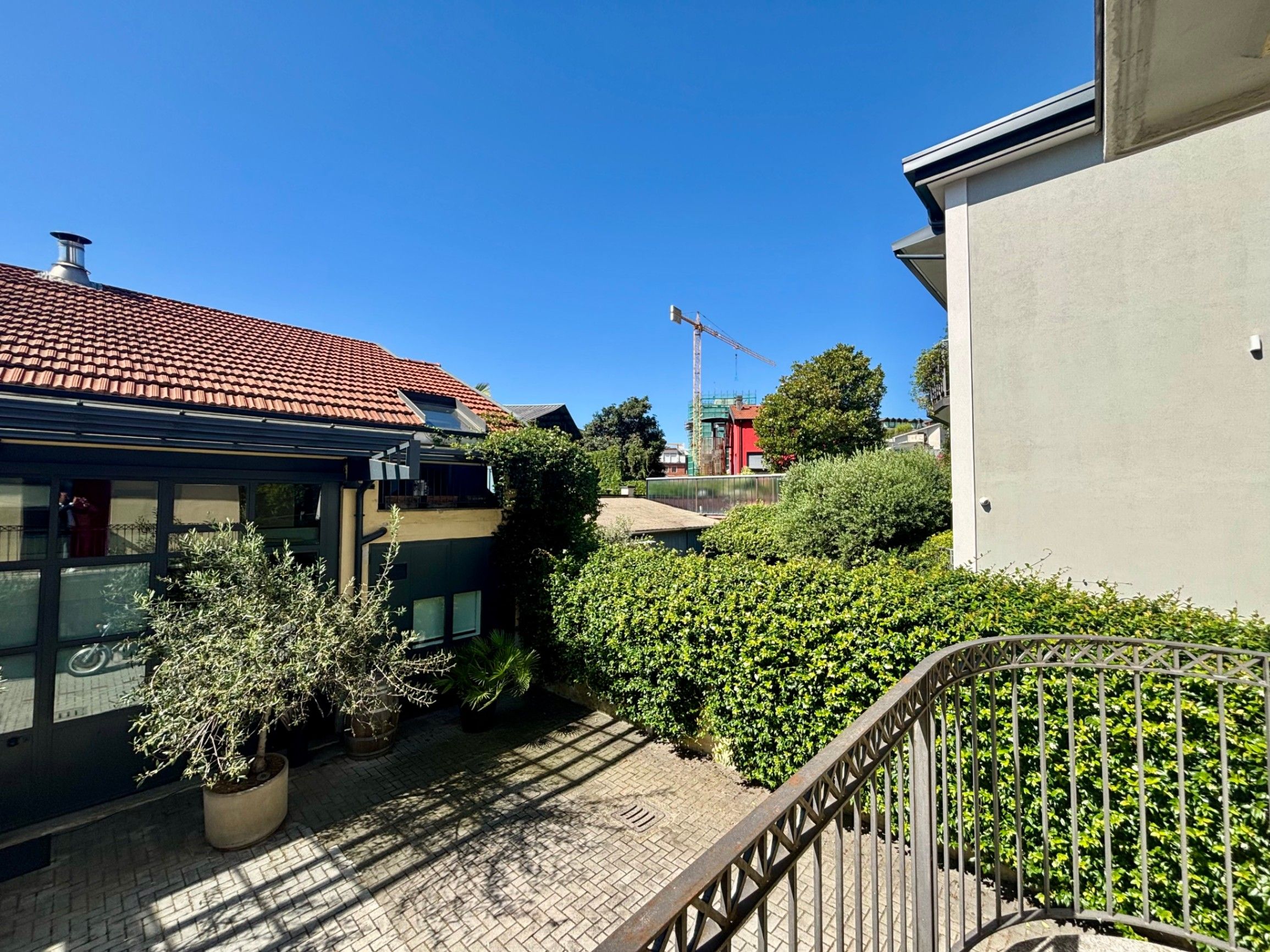 vista dal balcone, piante, cortile interno