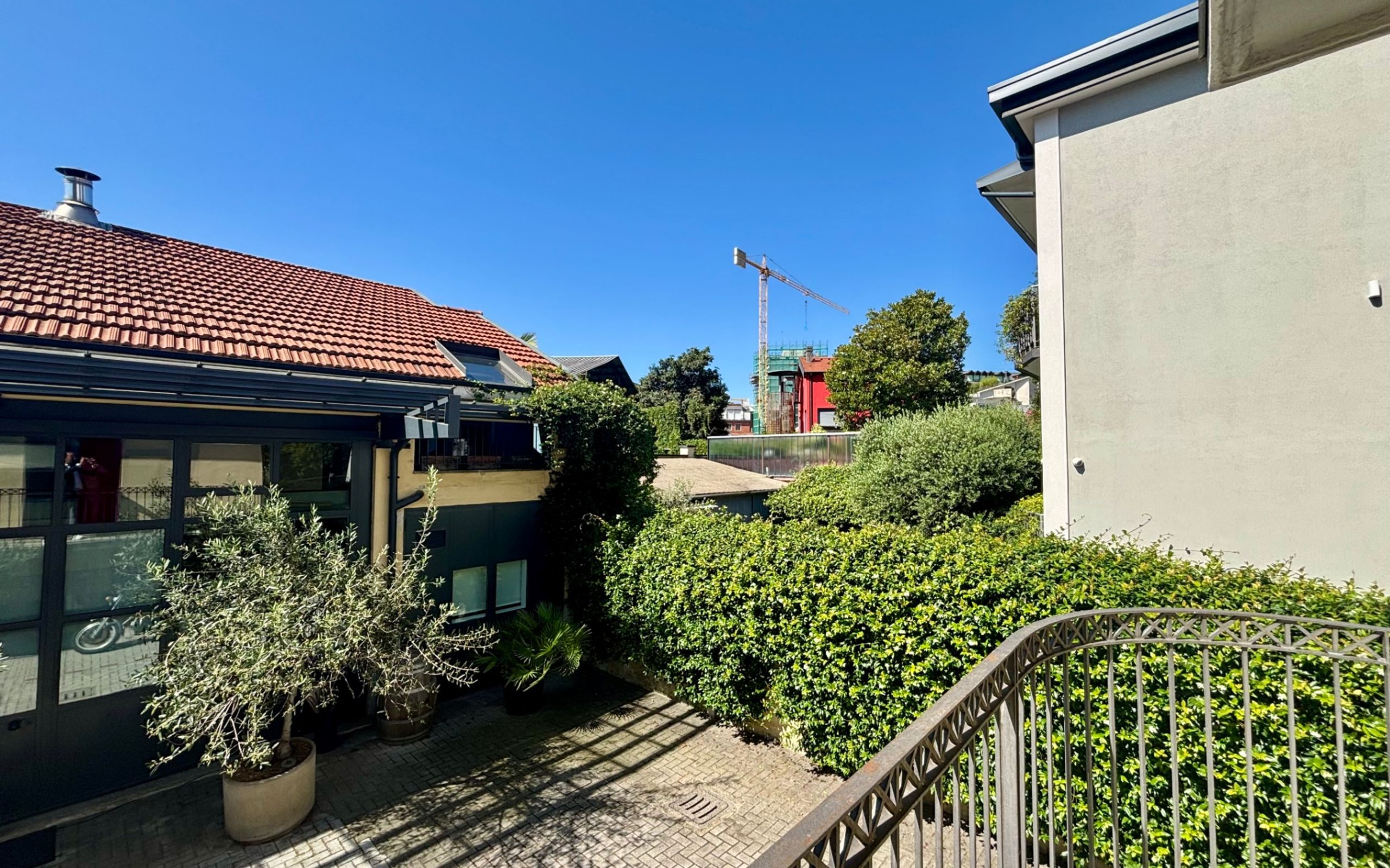 vista dal balcone, piante, cortile interno