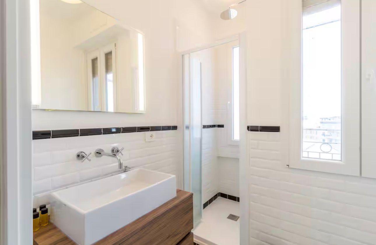 bagno, lavandino, doccia, finestra, specchio