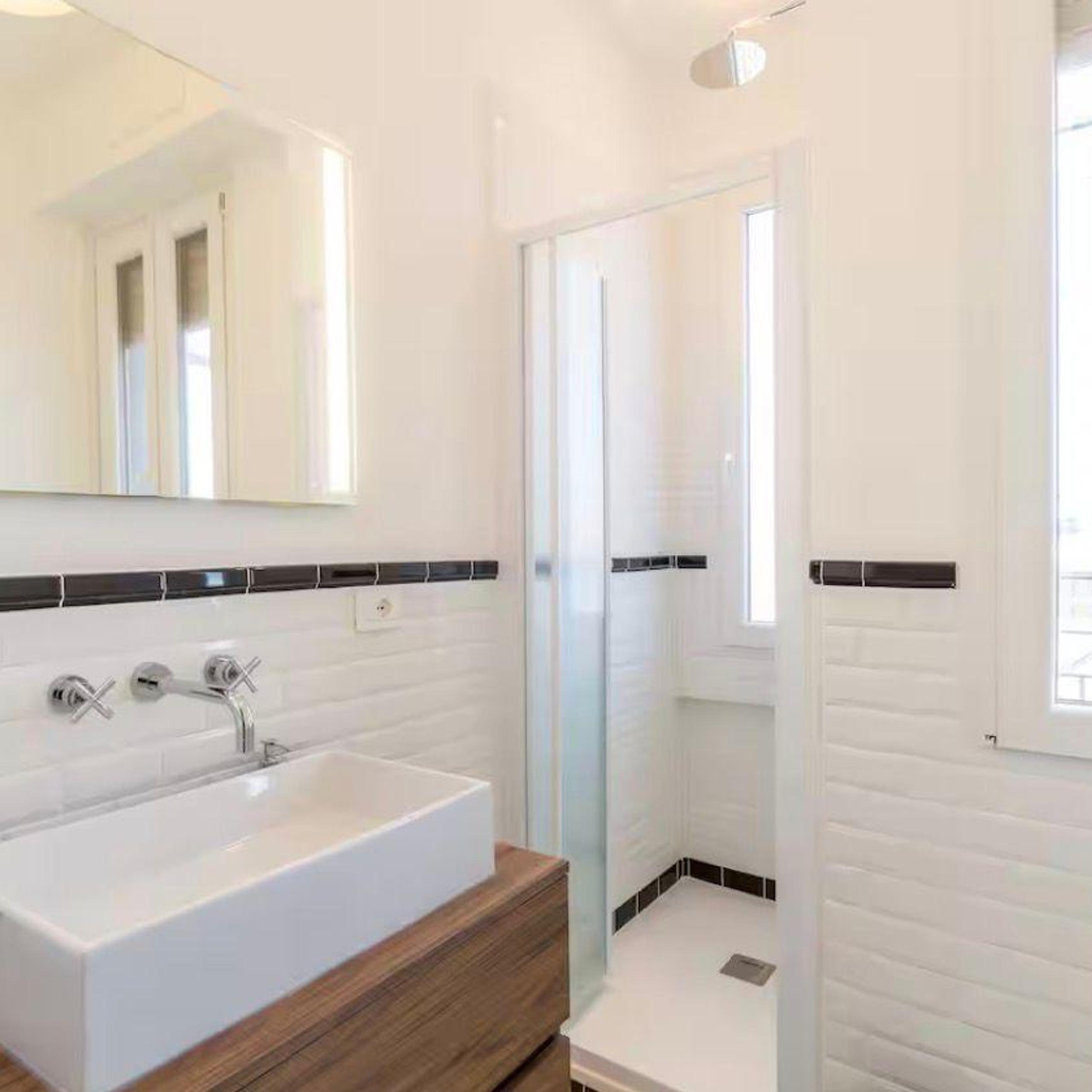 bagno, lavandino, doccia, finestra, specchio