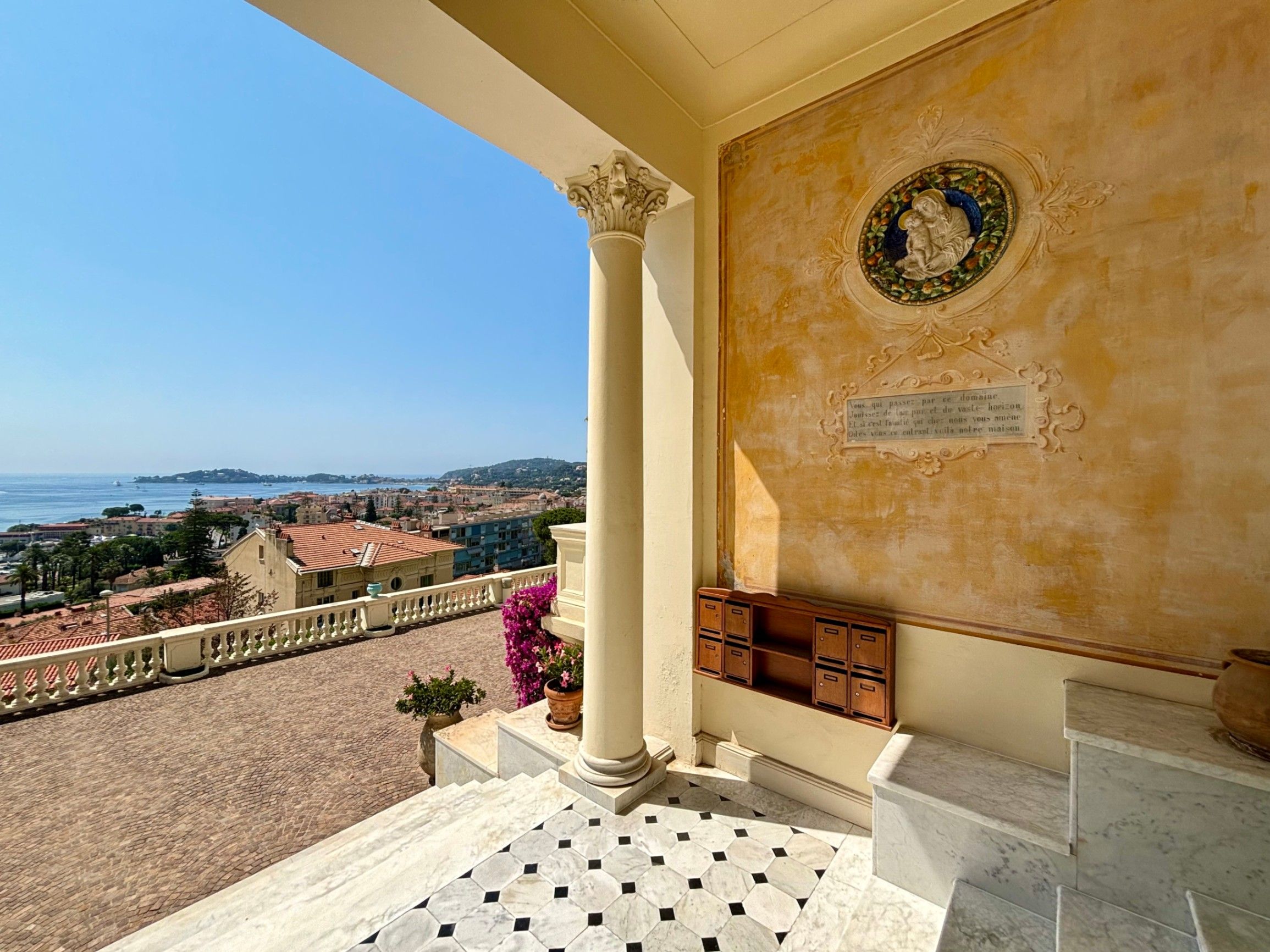 Ingresso, marmo, scalini, colonna corinzia, vista sul mare