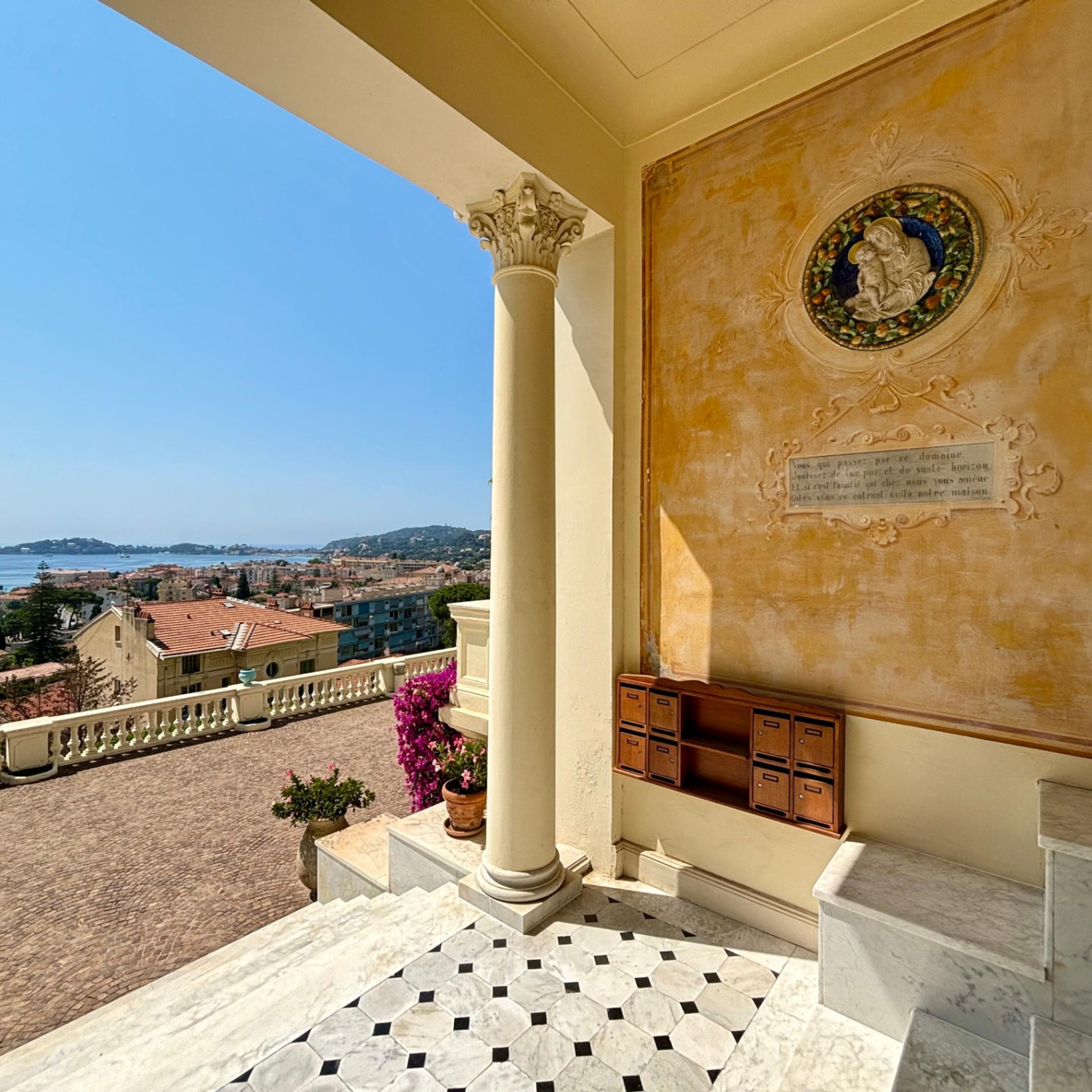 Ingresso, marmo, scalini, colonna corinzia, vista sul mare