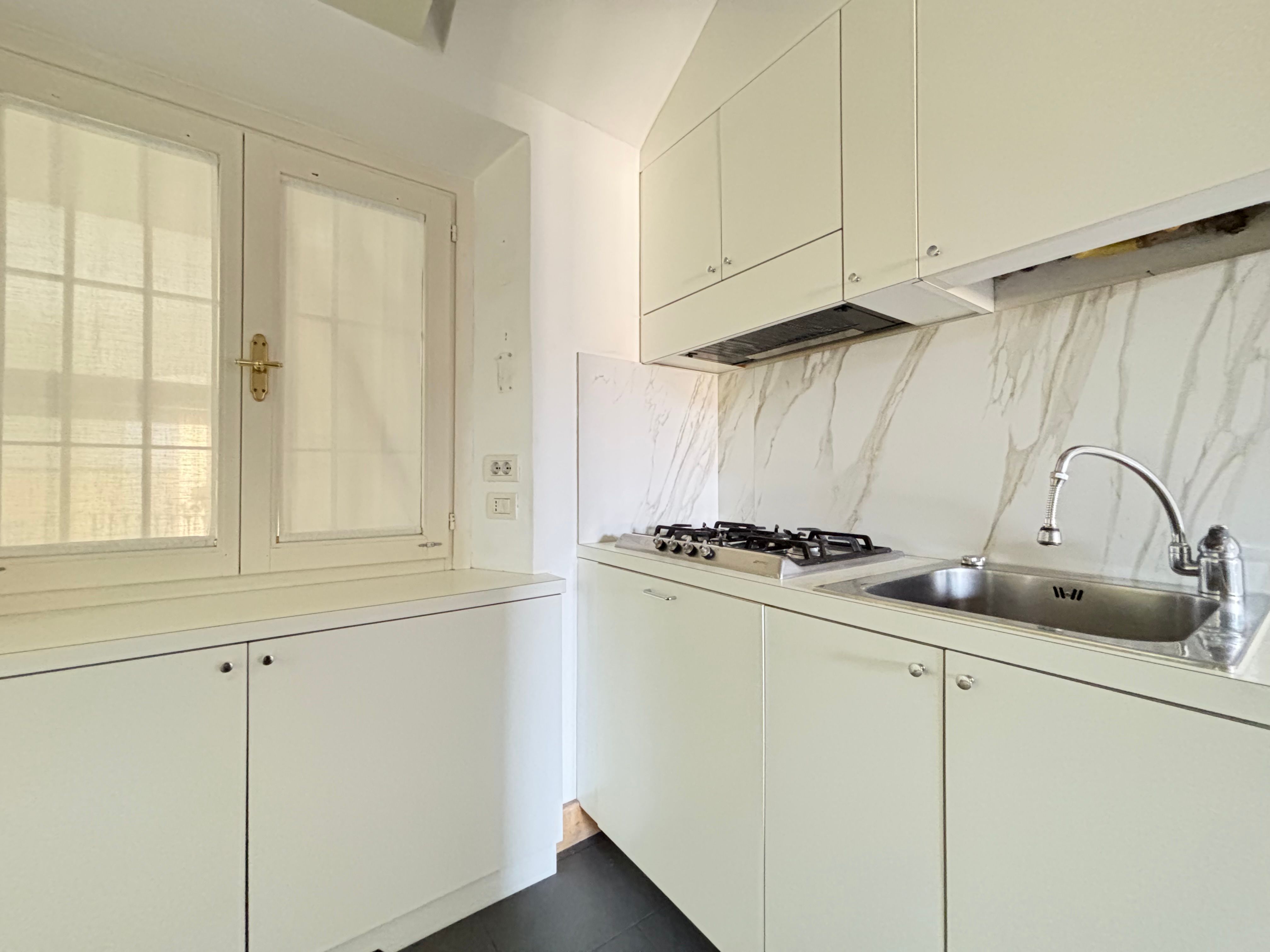 cucina con lavandino, fuochi, finestra