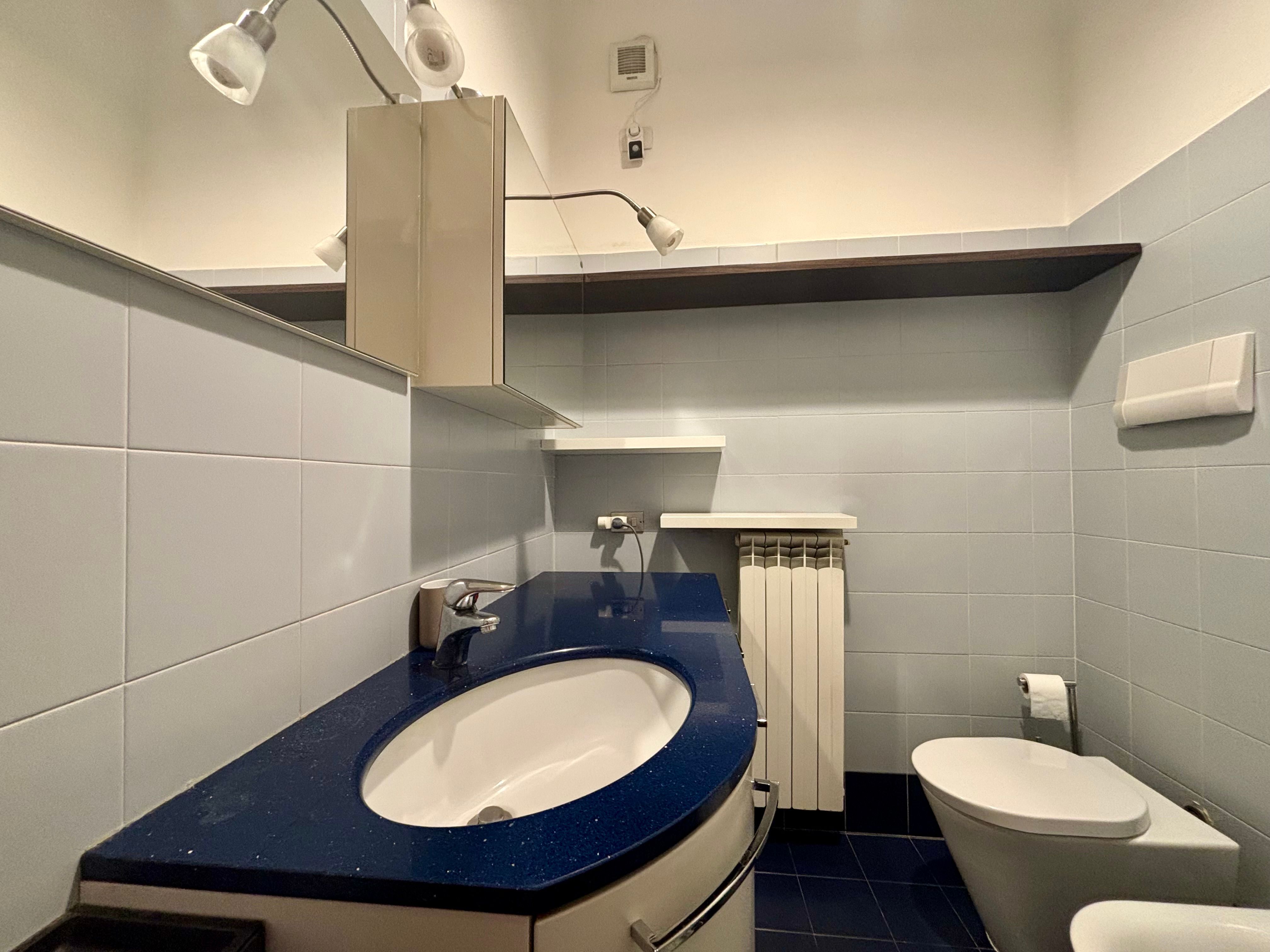 bagno con lavandino, gabinetto, specchio e pidet