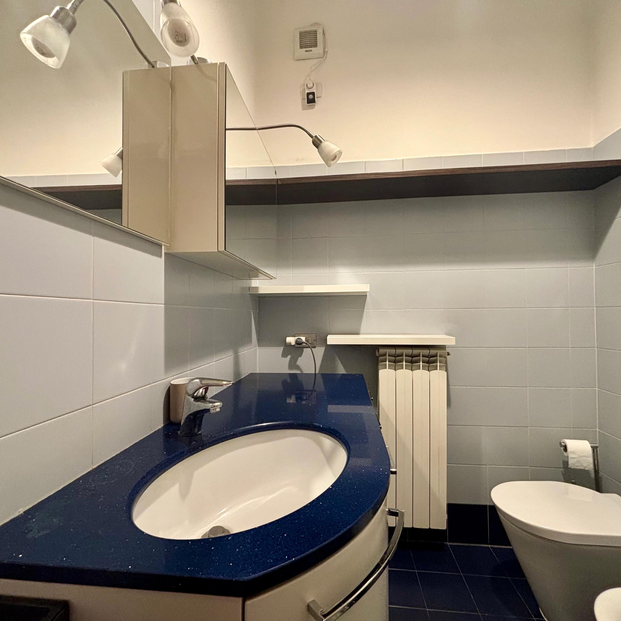 bagno con lavandino, gabinetto, specchio e pidet