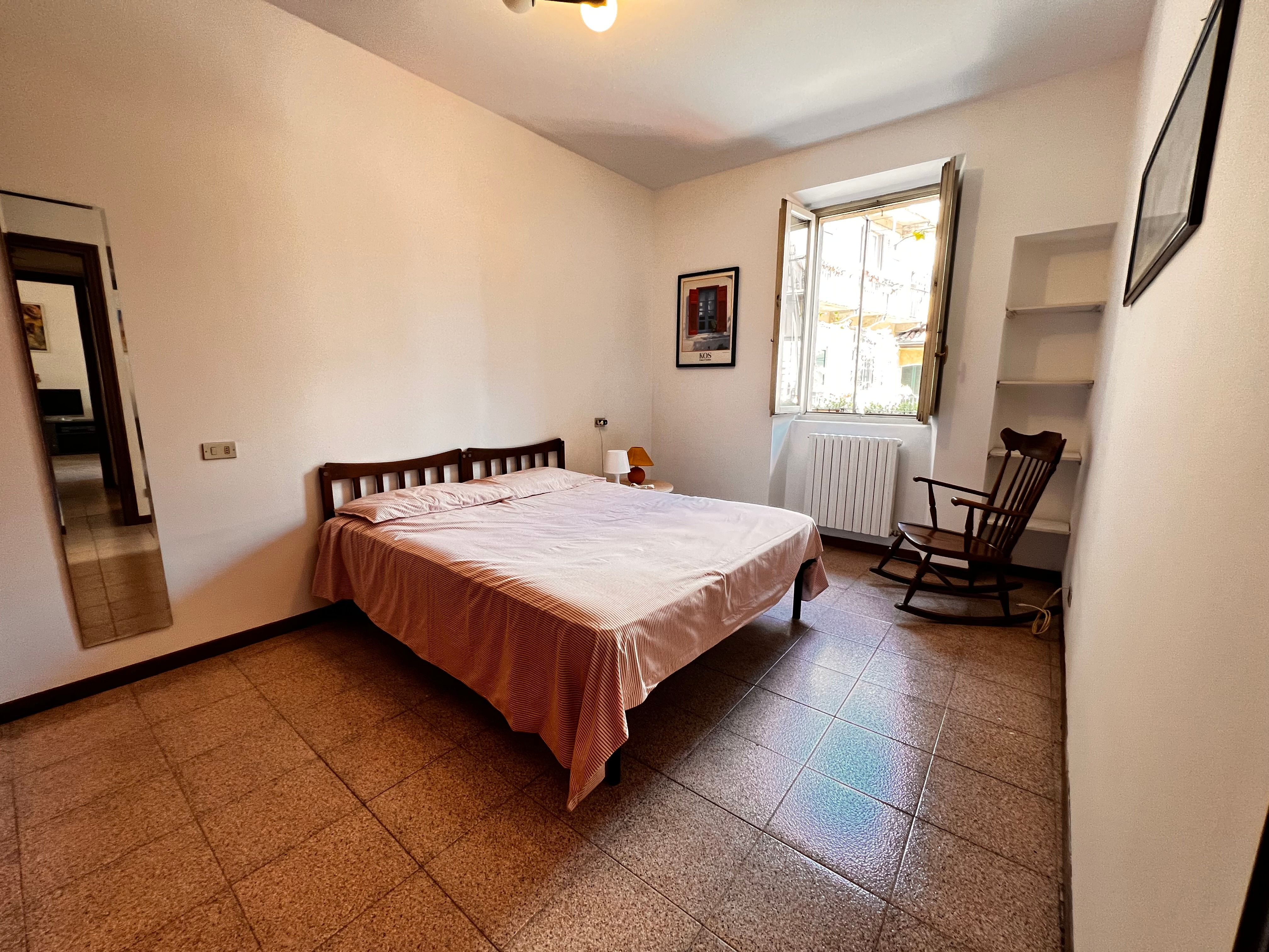 camera da letto, letto, sedia,  finestra, specchio