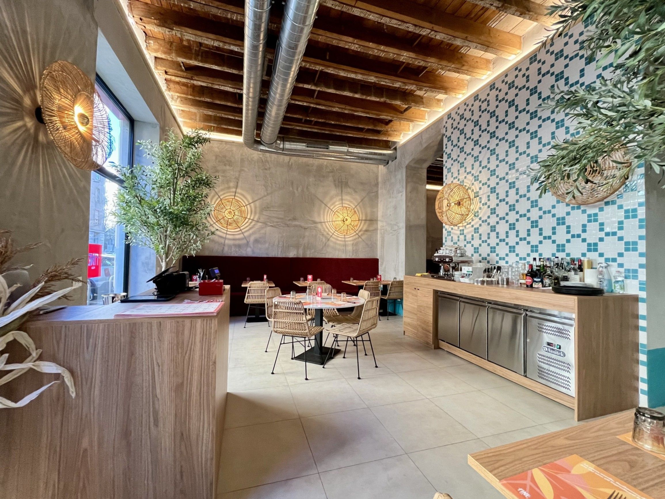 Counter , Tables and chairs, Plants , Wood finishes , Large display window