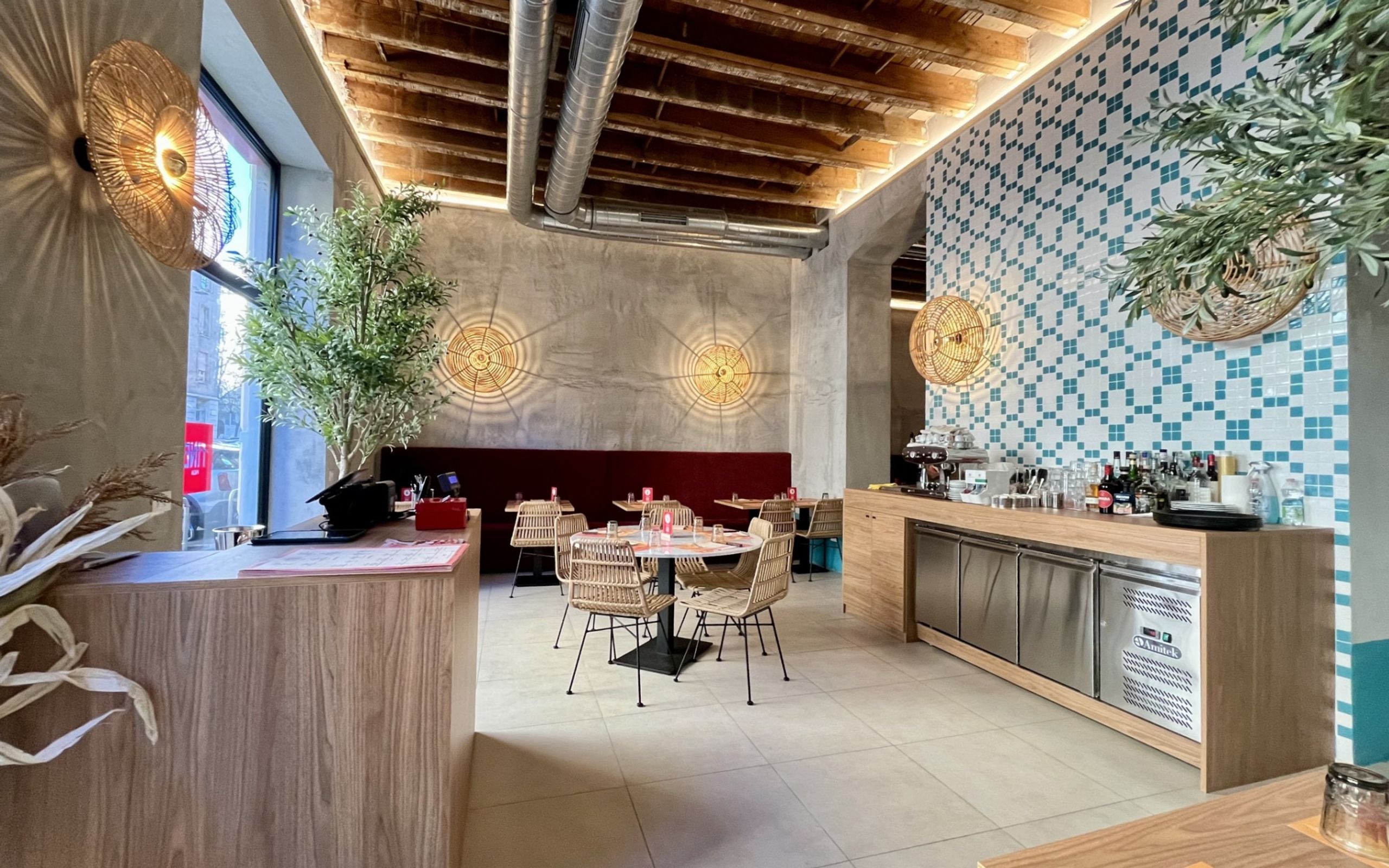 Counter , Tables and chairs, Plants , Wood finishes , Large display window