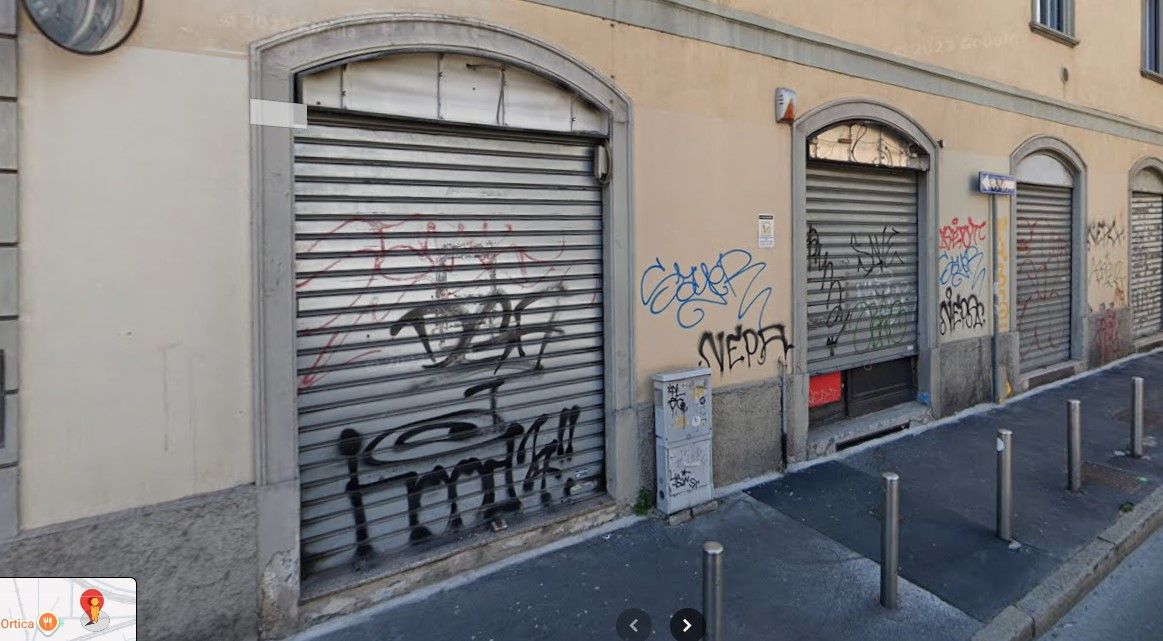 strada via ortica 8, marciapiede con vetrine
