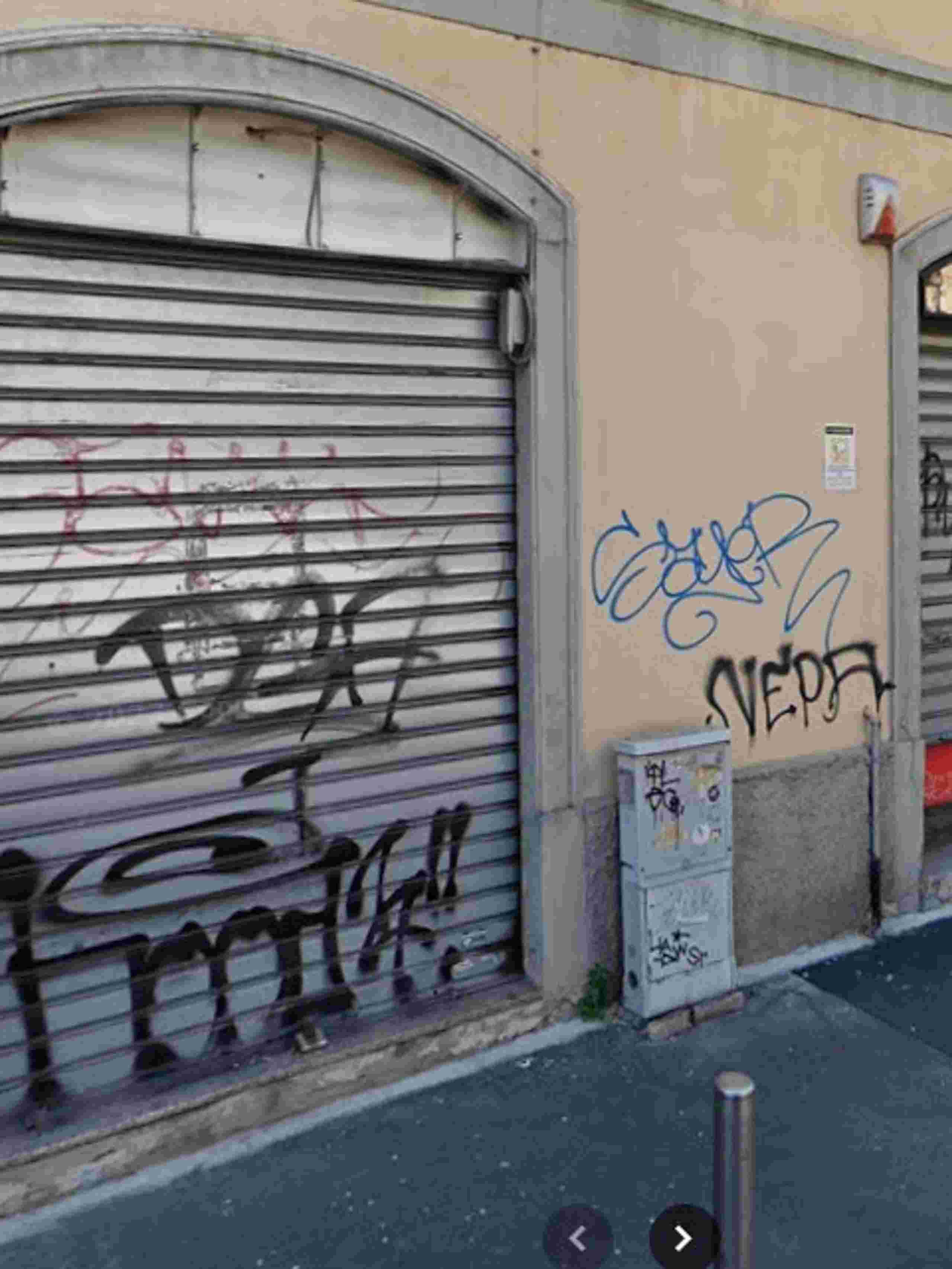 strada via ortica 8, marciapiede con vetrine