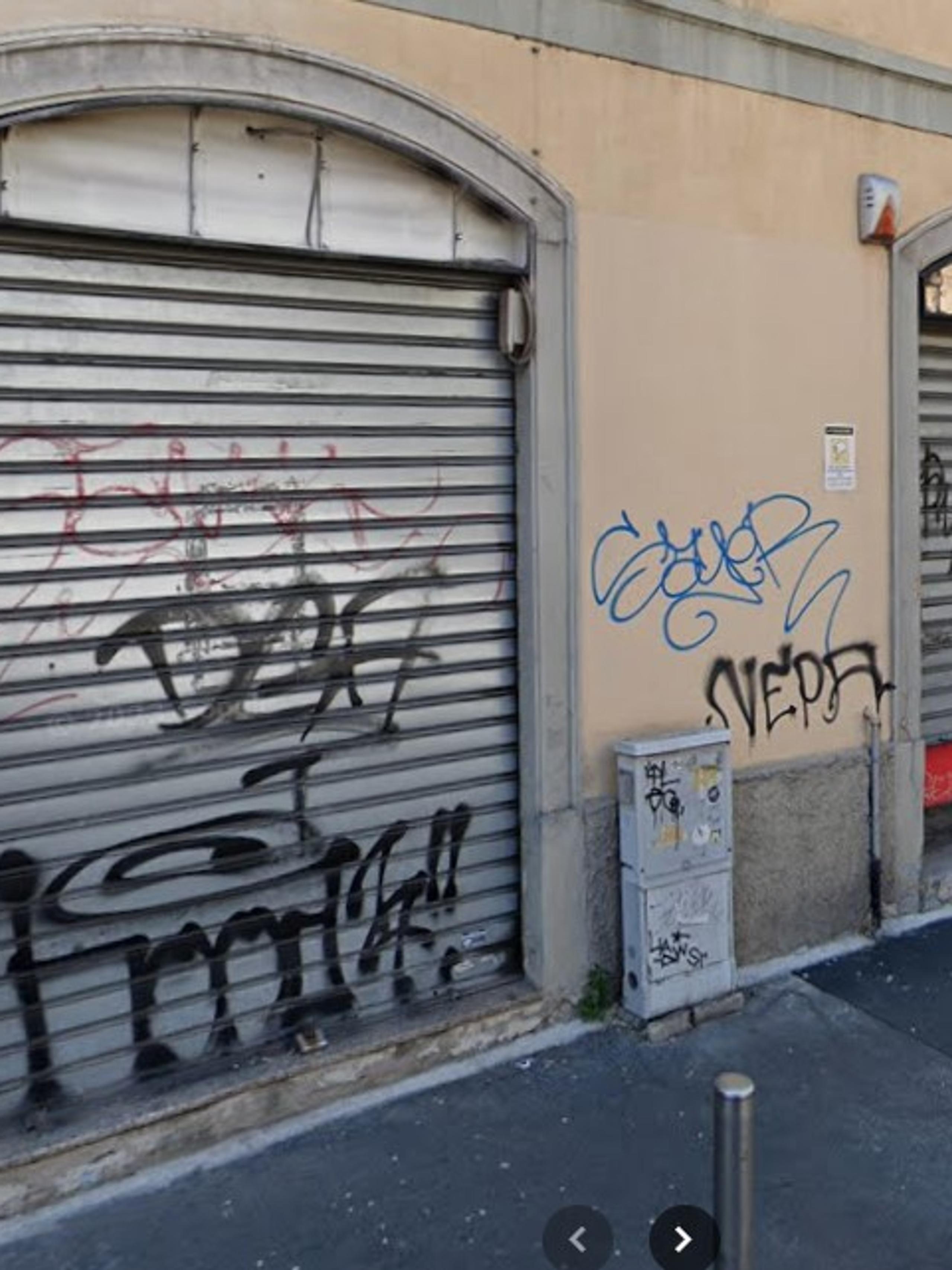 strada via ortica 8, marciapiede con vetrine