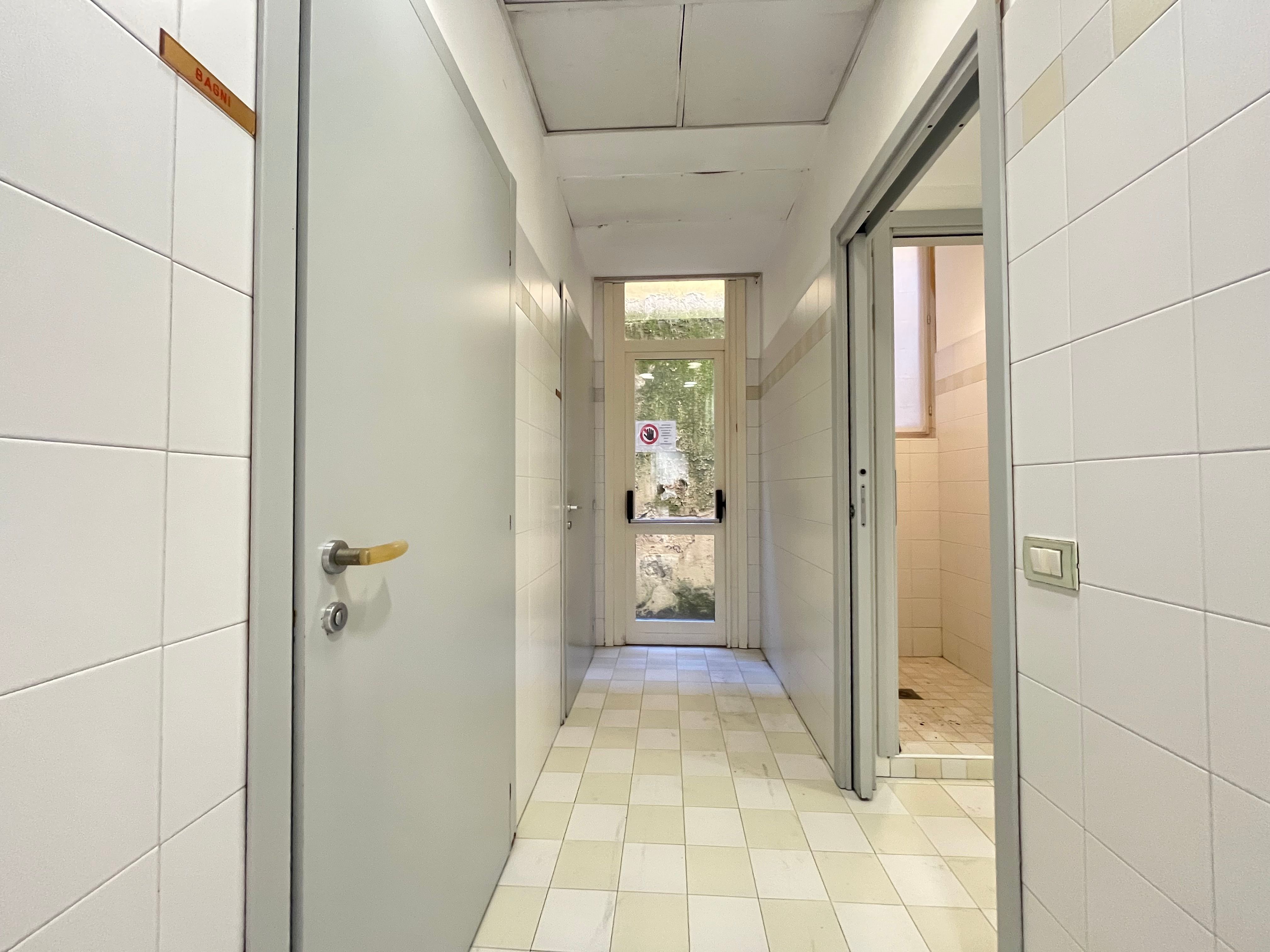 corridoio, uscita di emergenza, porte, doccia, finestra