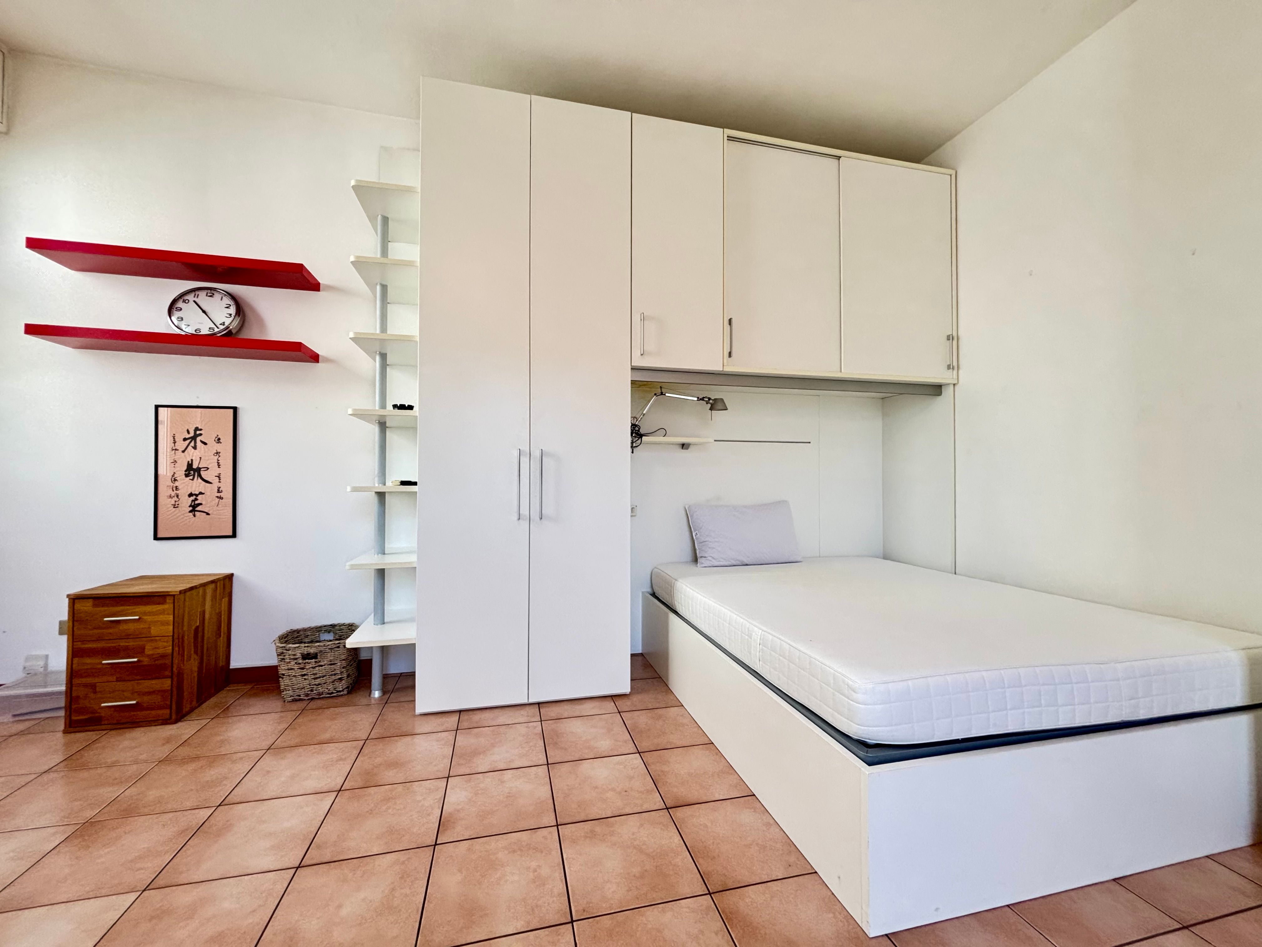 camera da letto, con armadio , libreria, mensole orologio codonino, cesto e quadro