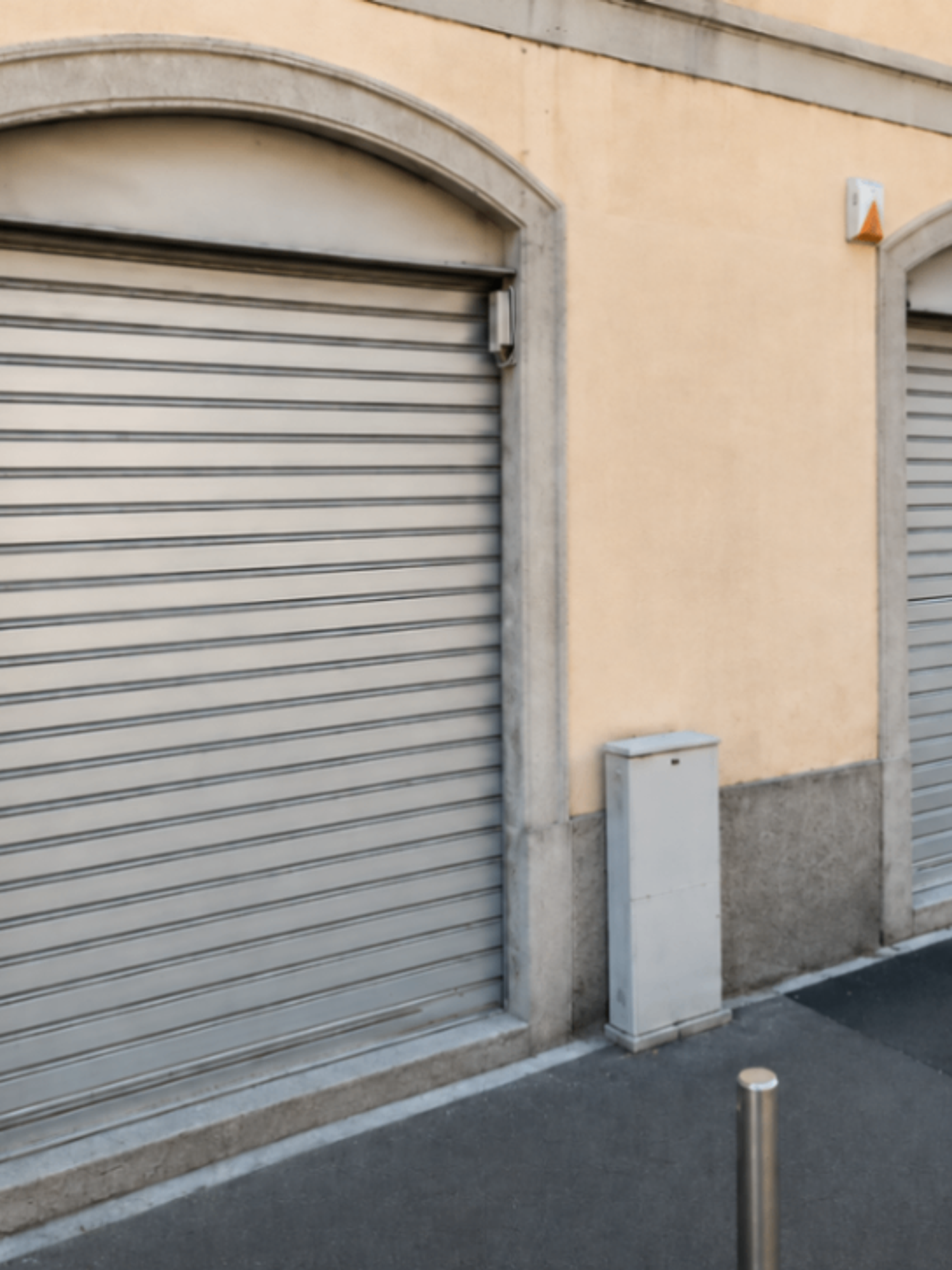 strada via ortica 8, marciapiede con vetrine