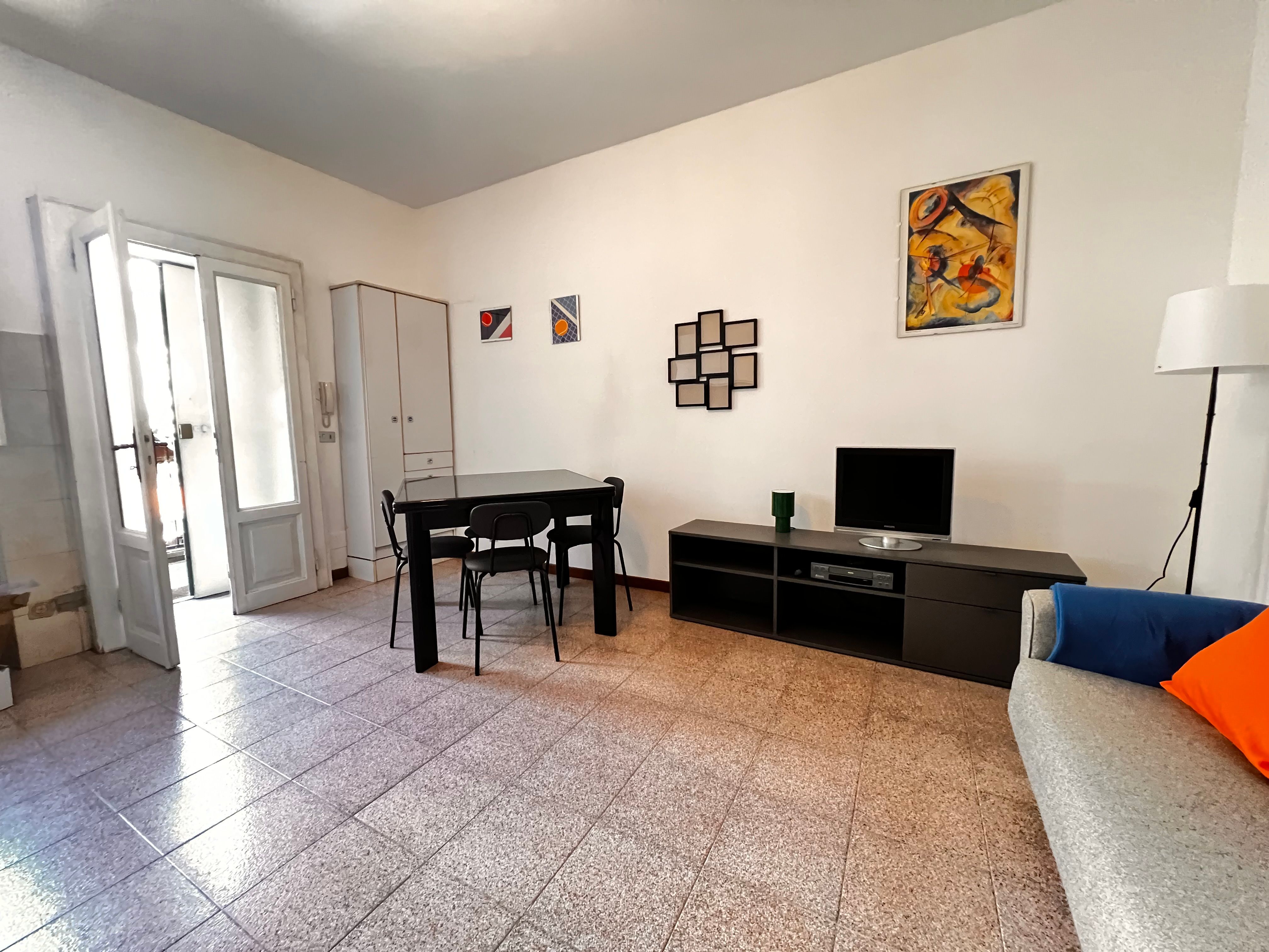 soggiorno, tavoli con sedie, cassettiera, televisione, divano, lampada, cuscini
