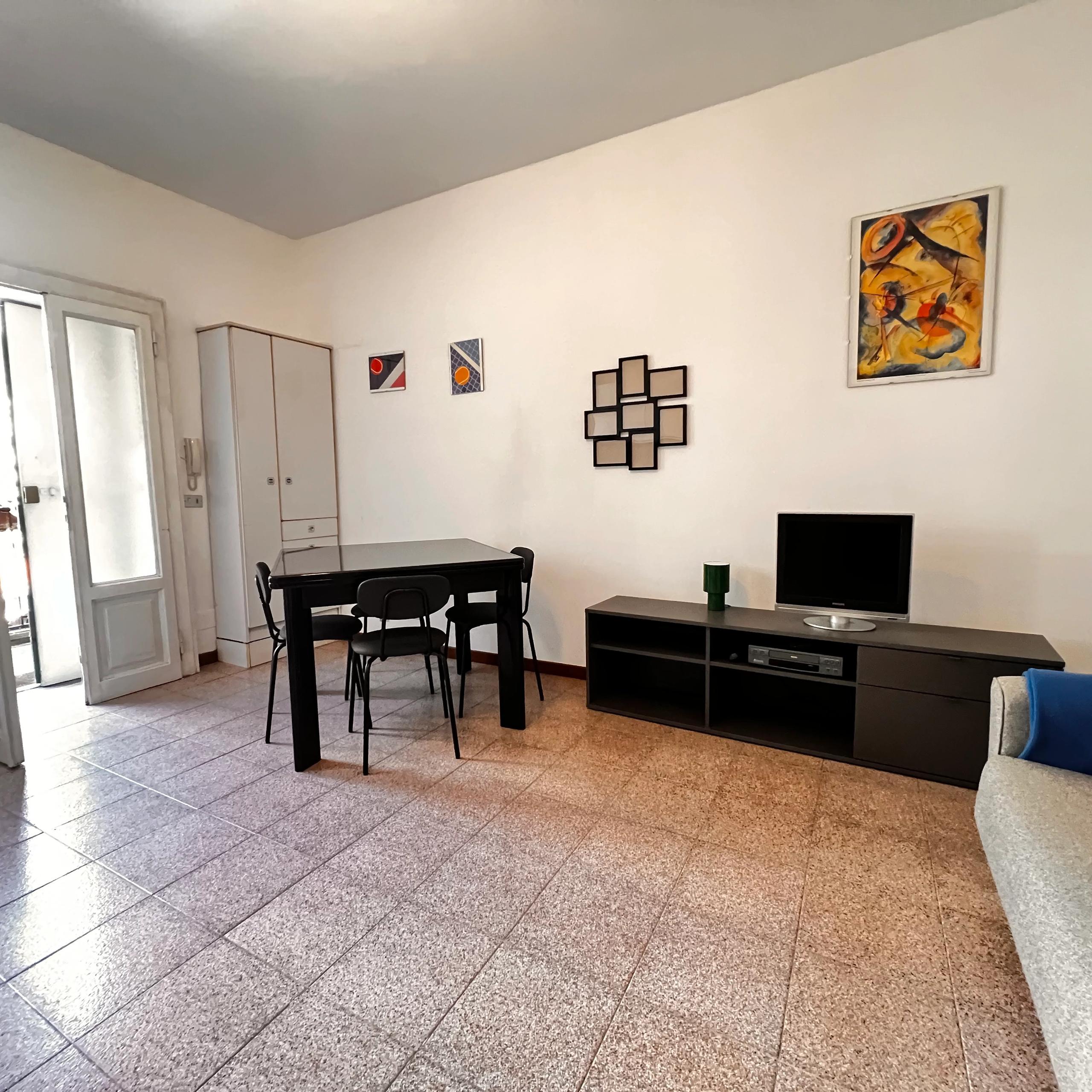 soggiorno, tavoli con sedie, cassettiera, televisione, divano, lampada, cuscini