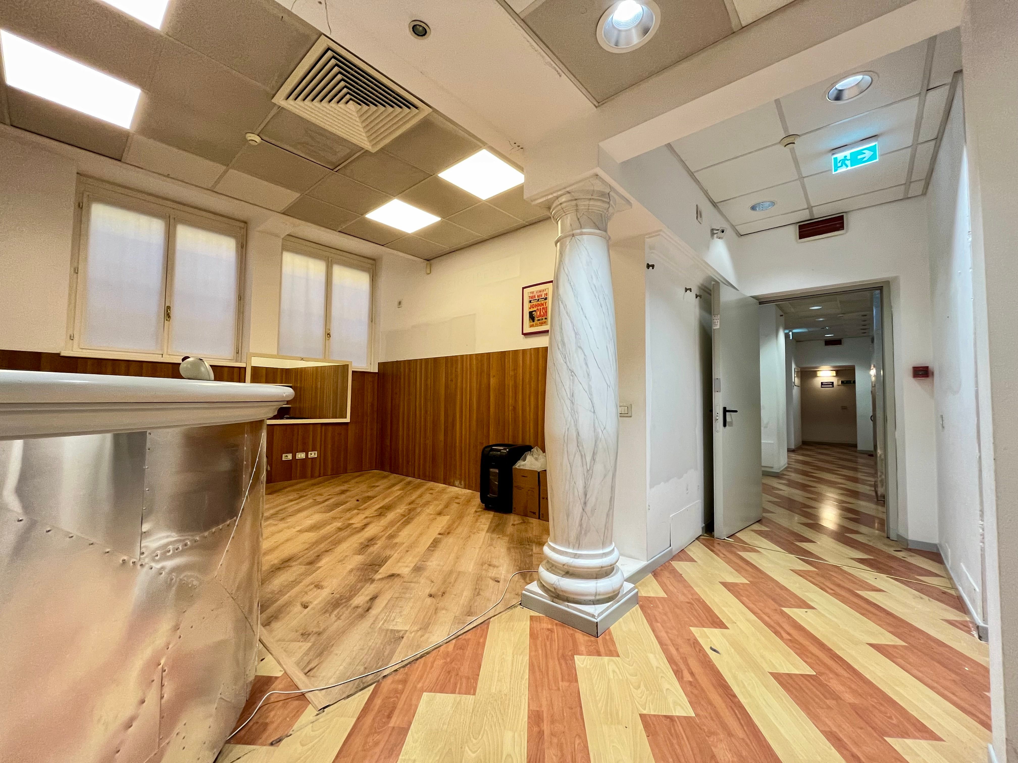 finestre, ingresso, bancone ricezione, colonna, corridio, porte, luci