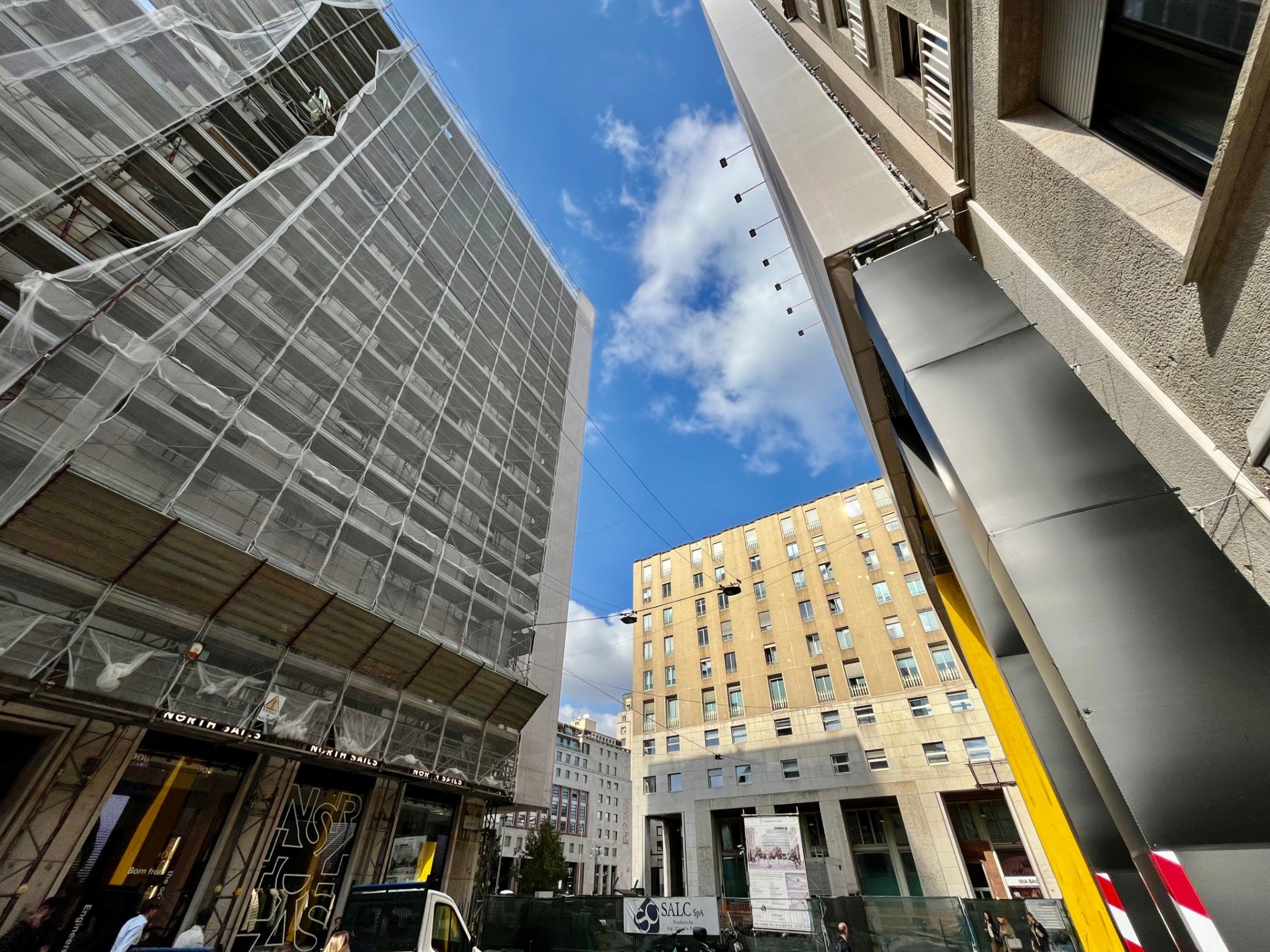 Milano via Durini, edifici con finestre, impalcatura, cielo